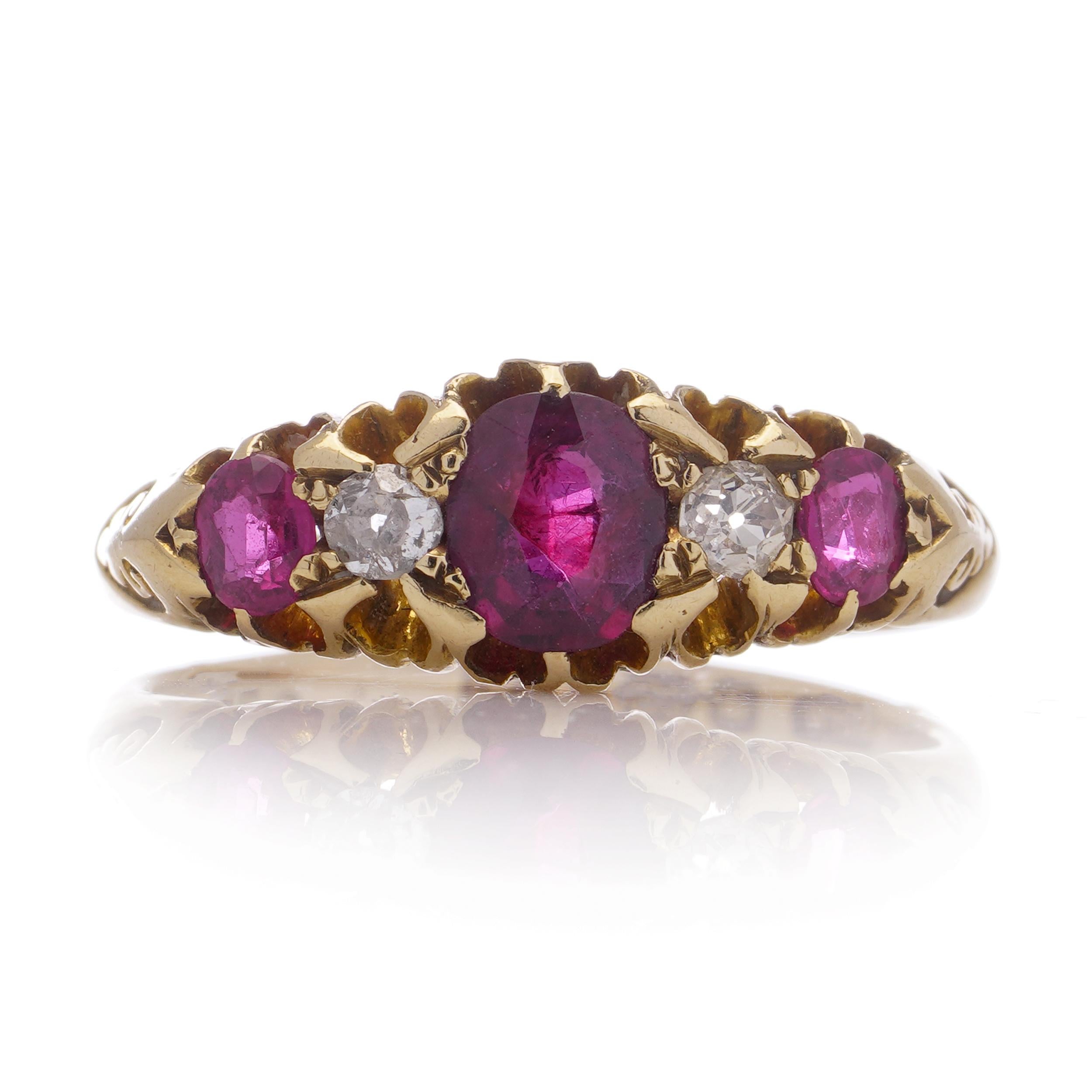 Late Edwardian 18 kt. Yellow gold five-stone ruby and diamond ring In Good Condition For Sale In Braintree, GB