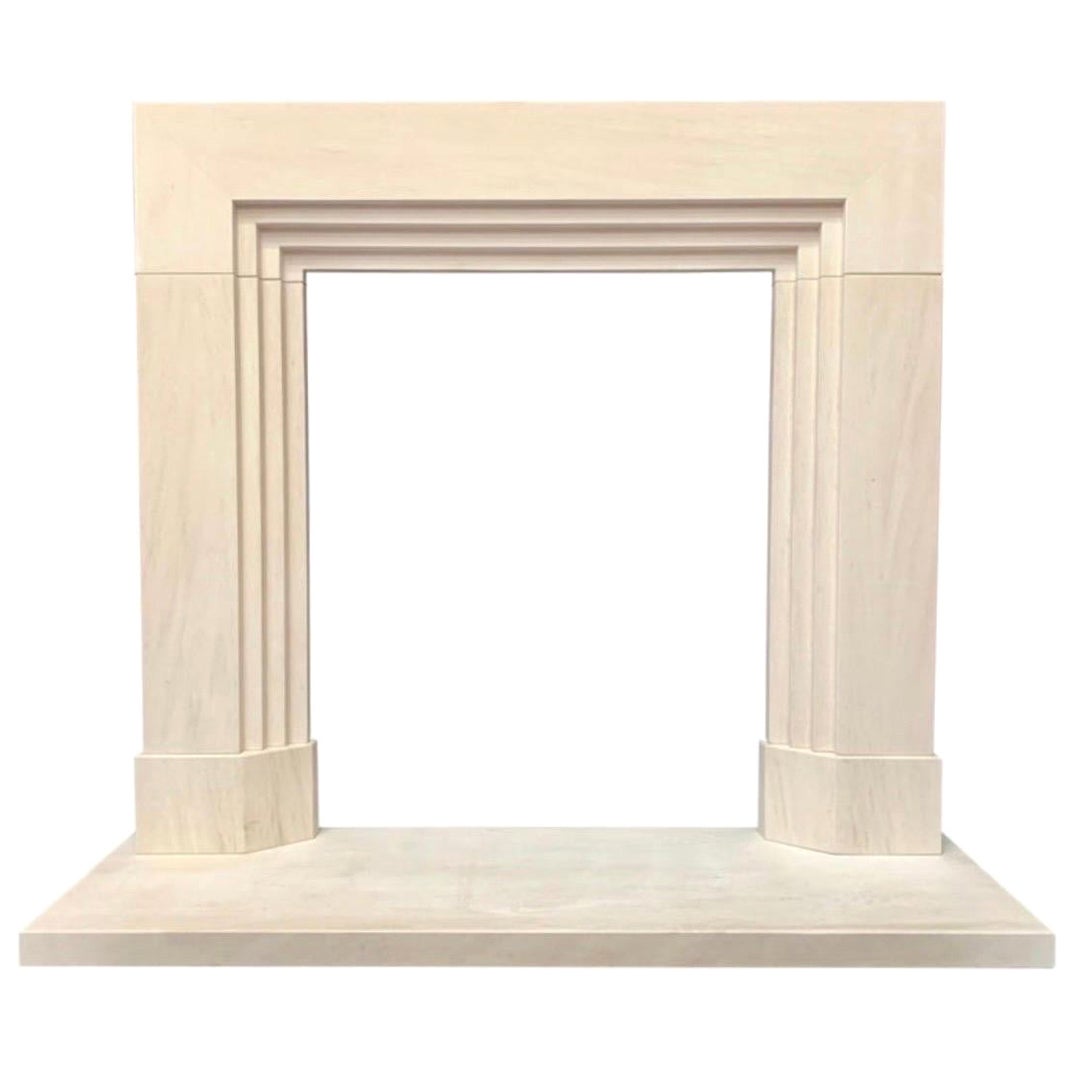 Cornice per caminetto in pietra calcarea a gradini in stile Art Deco del tardo periodo edoardiano in vendita