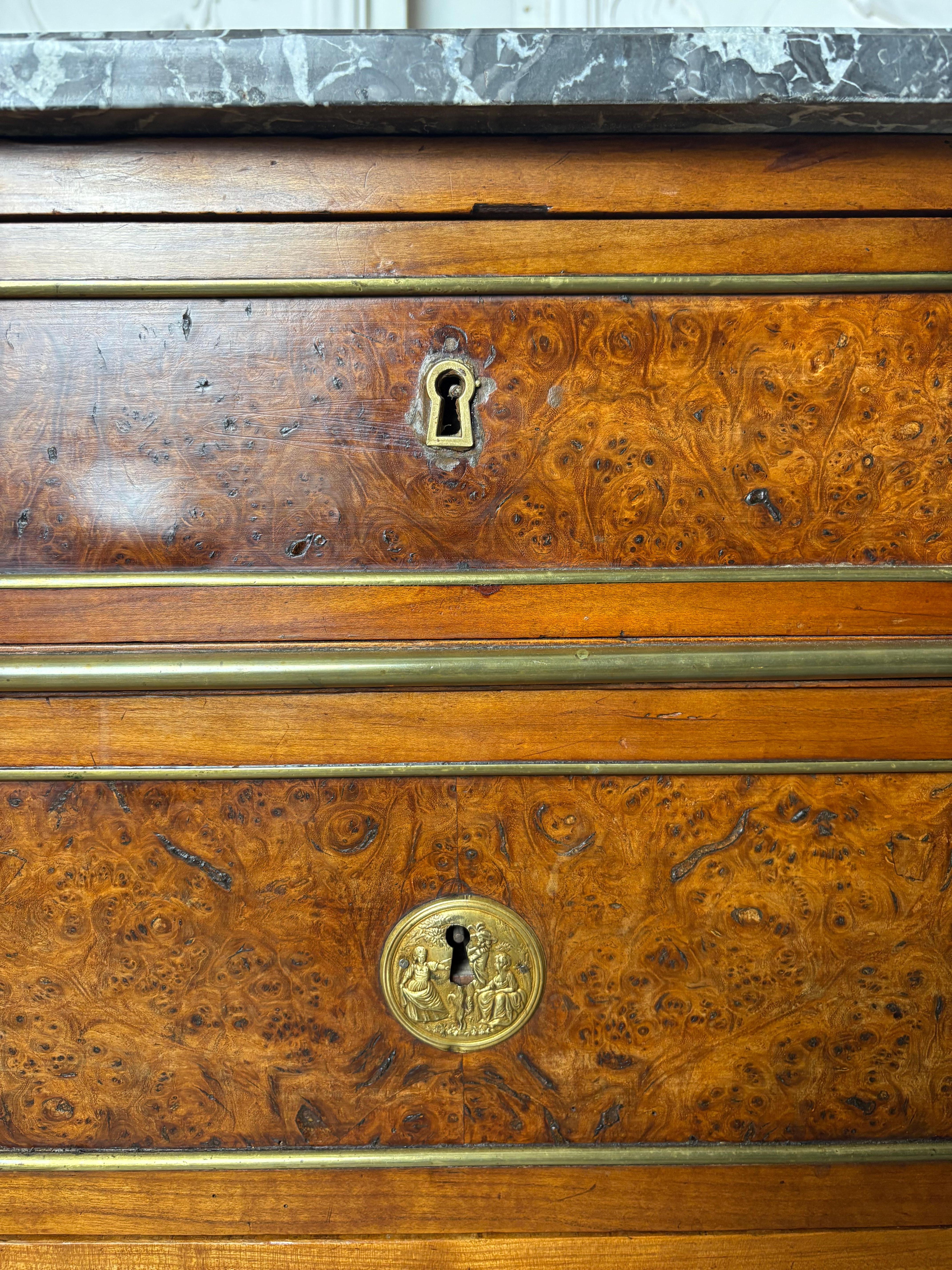 Commode de la fin du XVIIIe siècle en noyer et ronce d'orme français en vente 4