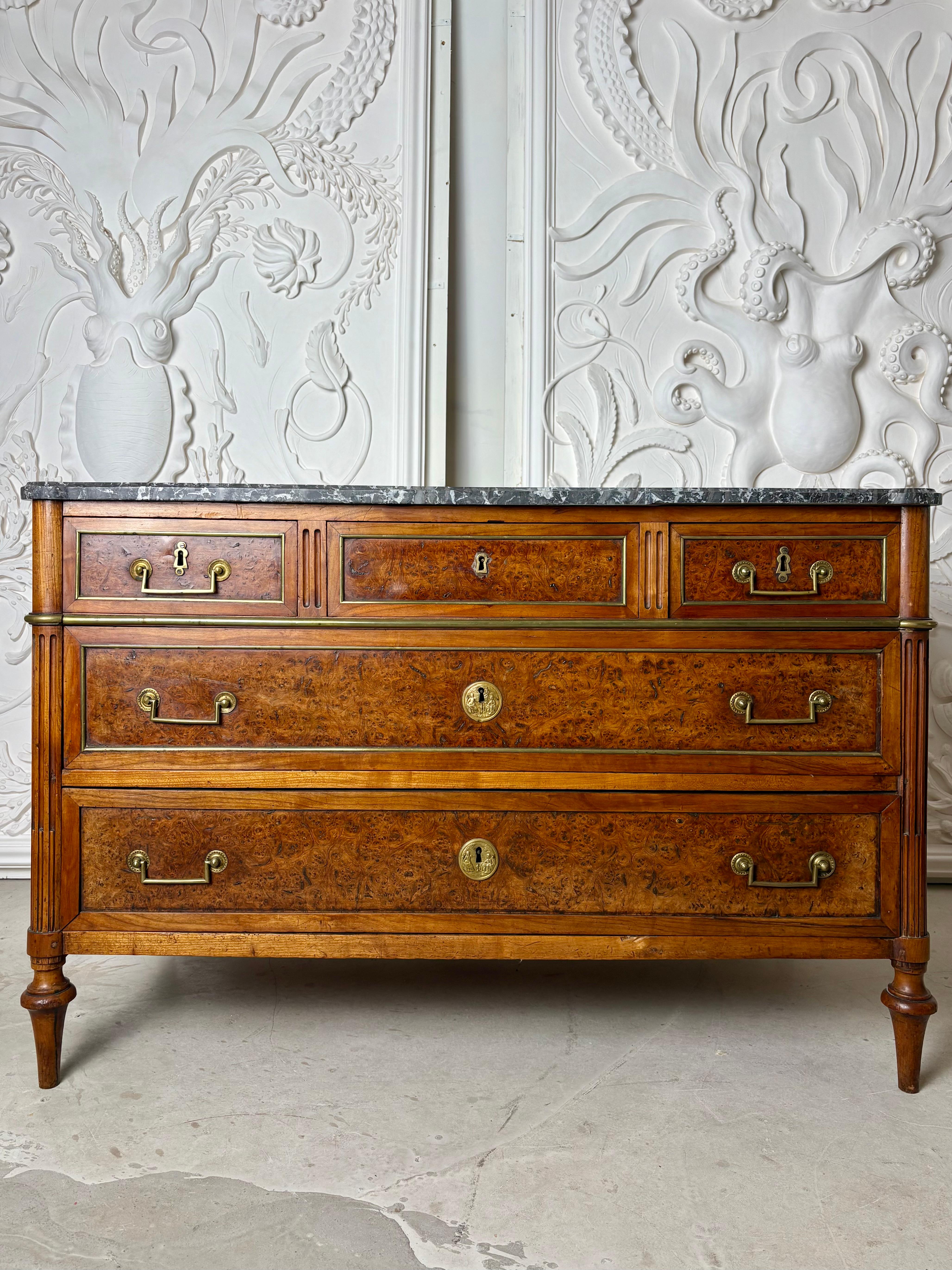 Commode de la fin du XVIIIe siècle en noyer et ronce d'orme français en vente 5