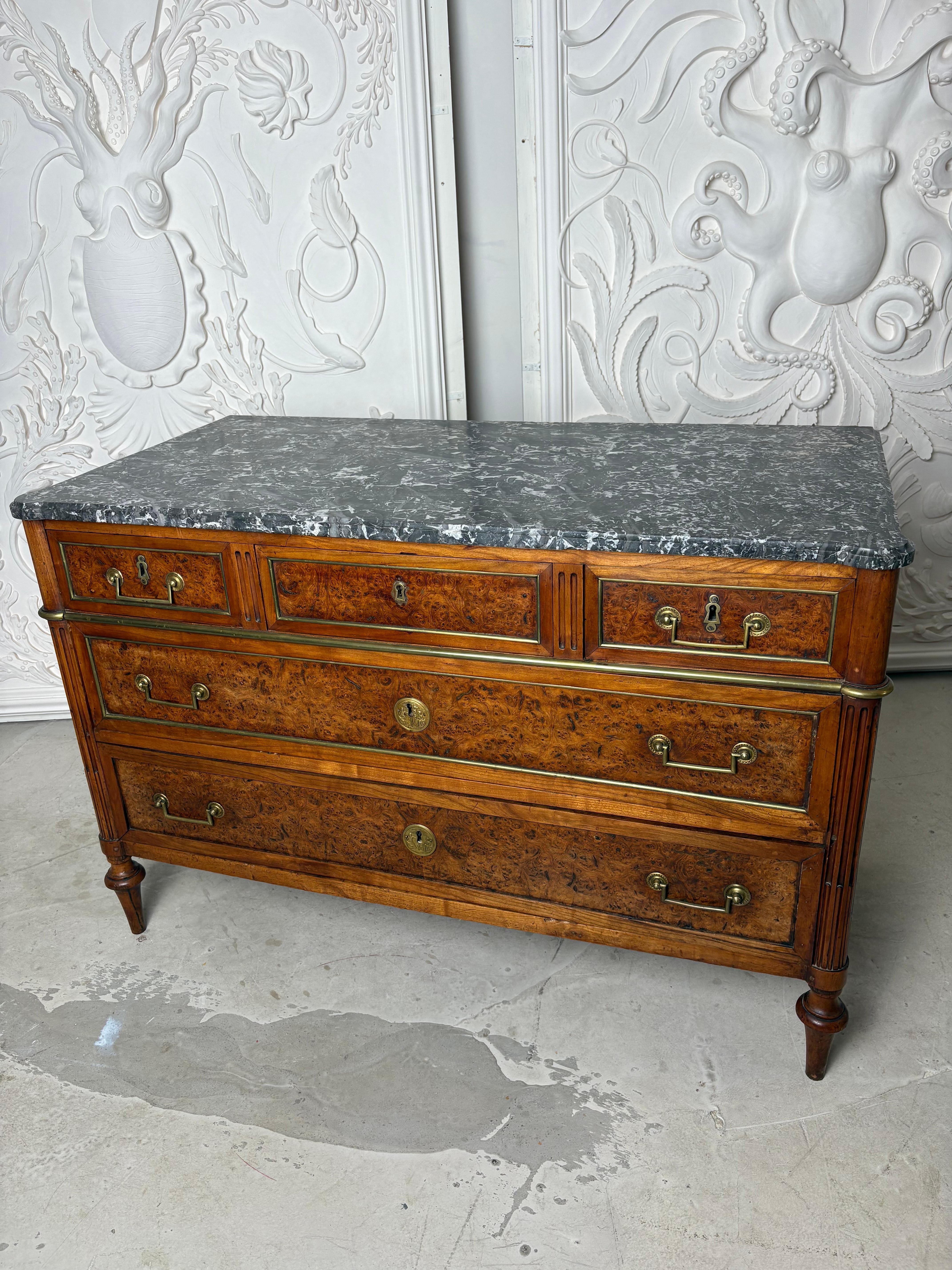 Commode de la fin du XVIIIe siècle en noyer et ronce d'orme français en vente 6