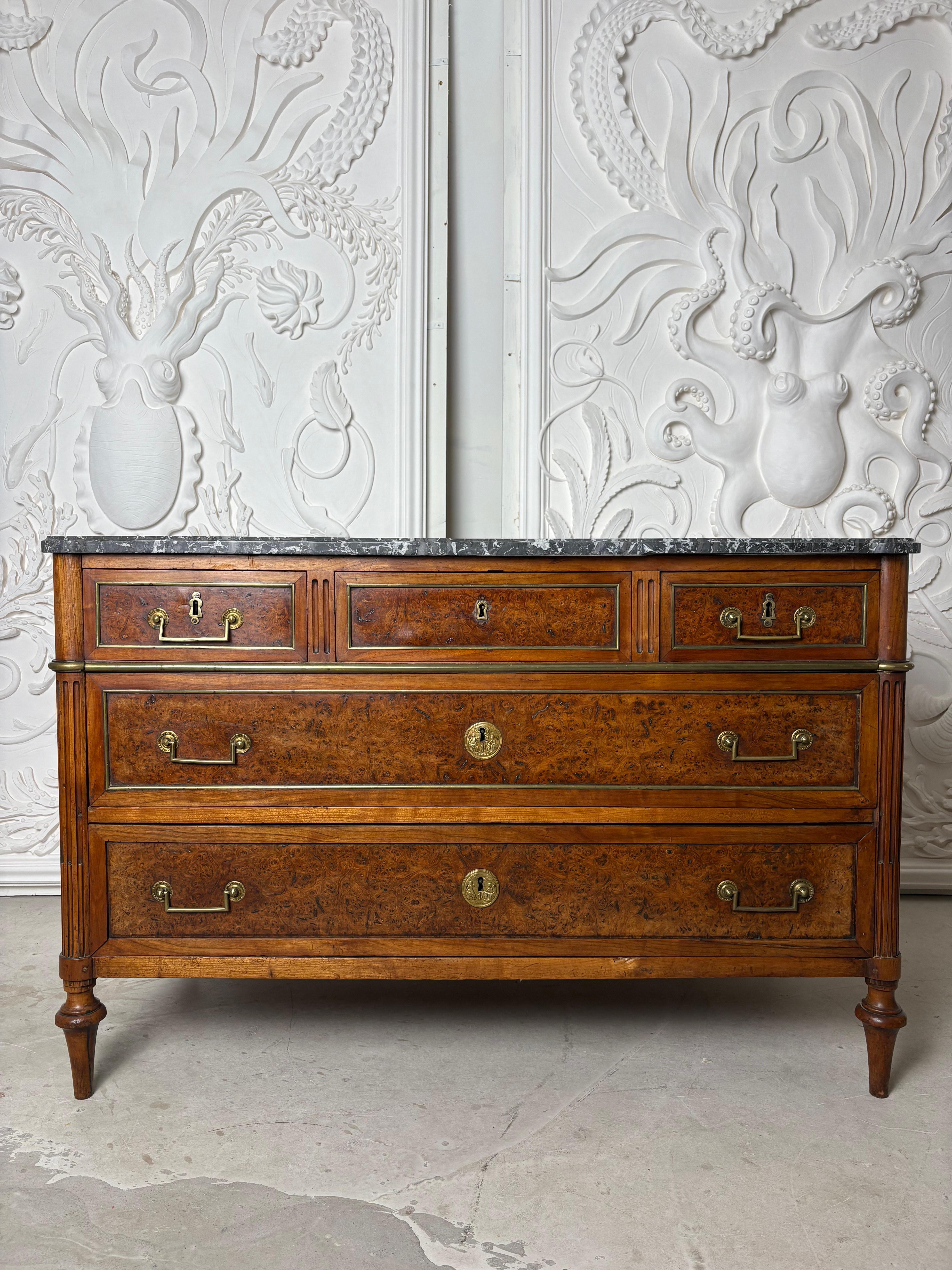 Commode de la fin du XVIIIe siècle en noyer et ronce d'orme français en vente 7