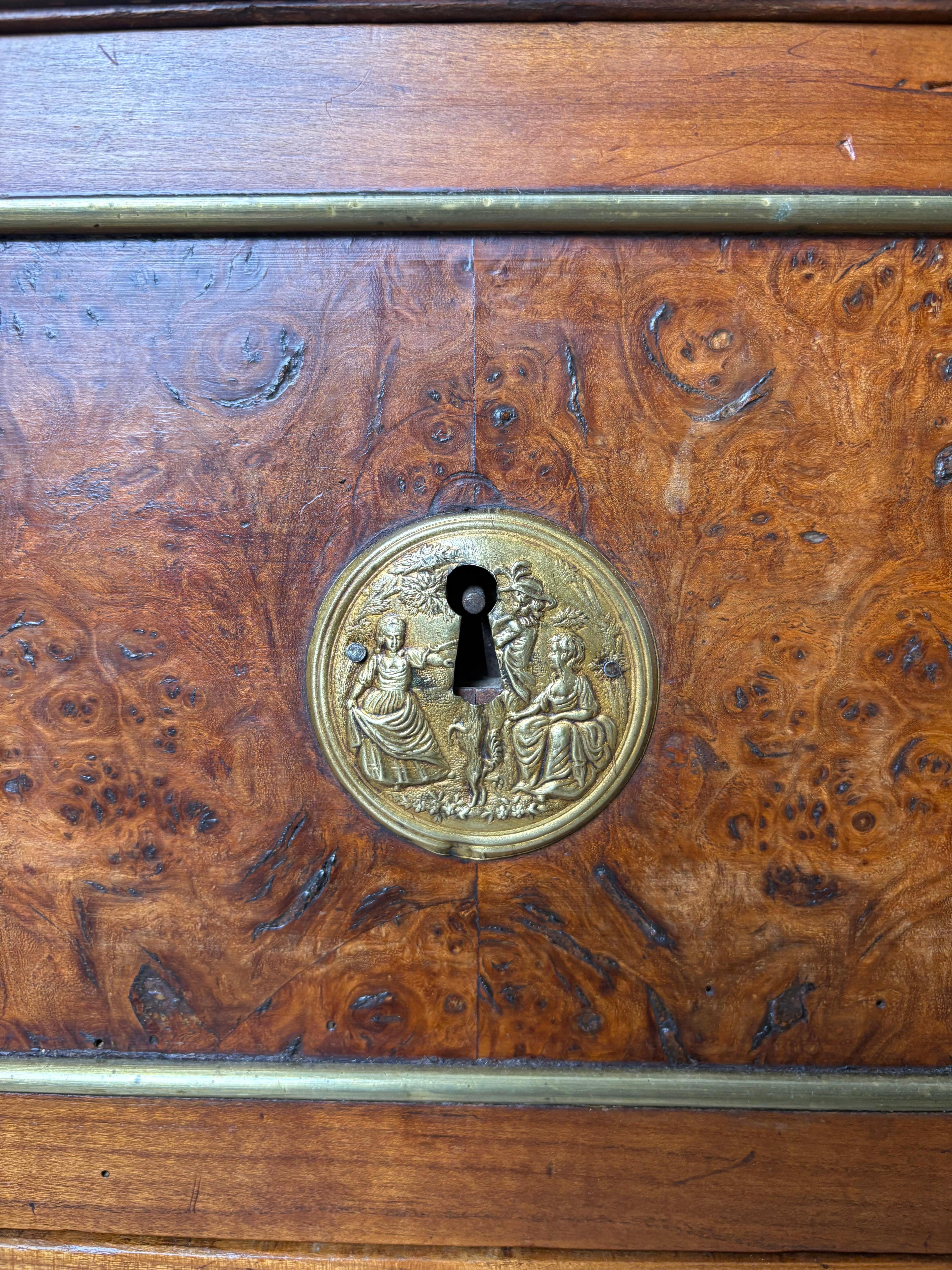 Commode de la fin du XVIIIe siècle en noyer et ronce d'orme français en vente 8