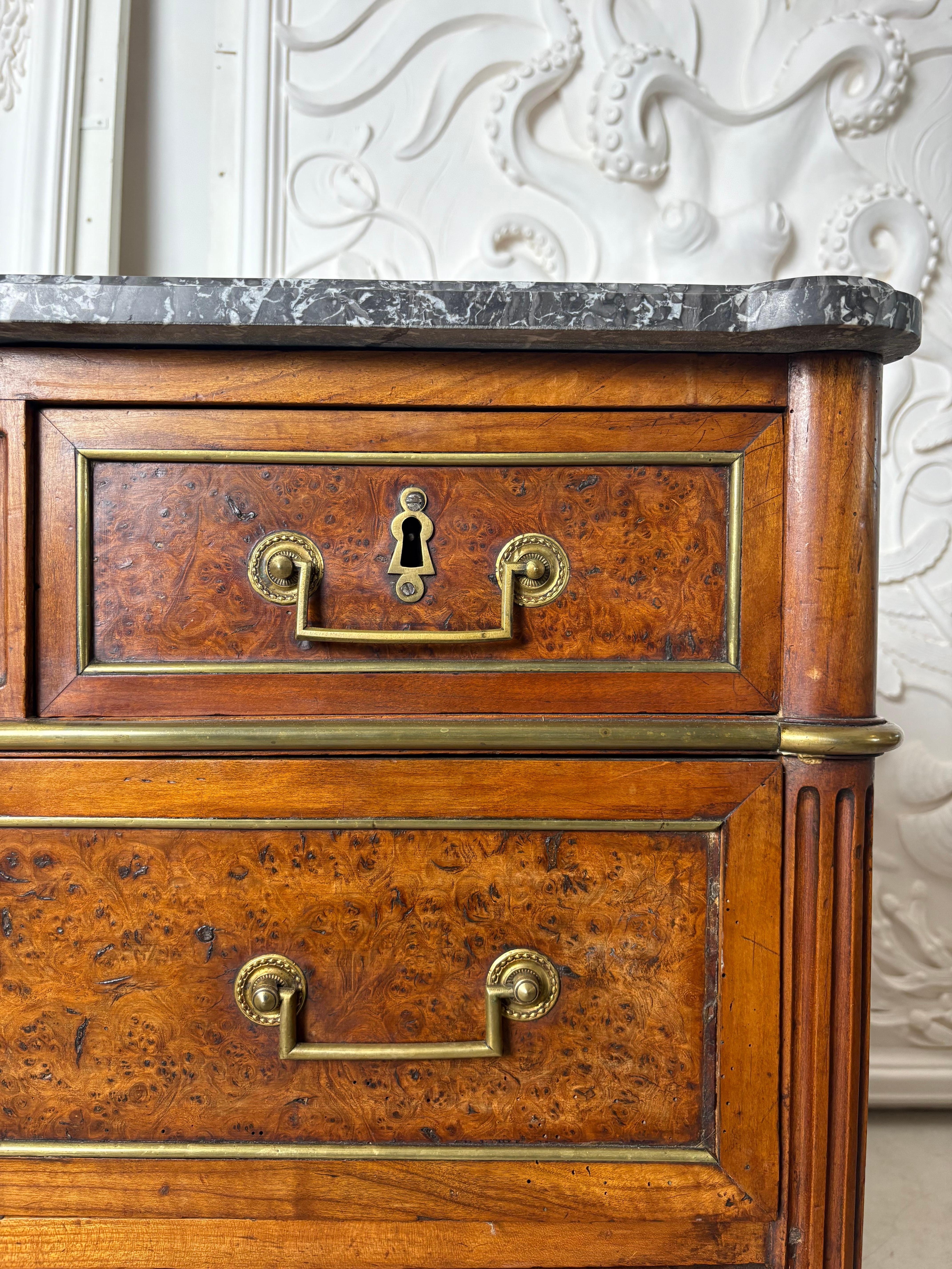 Regency Commode de la fin du XVIIIe siècle en noyer et ronce d'orme français en vente