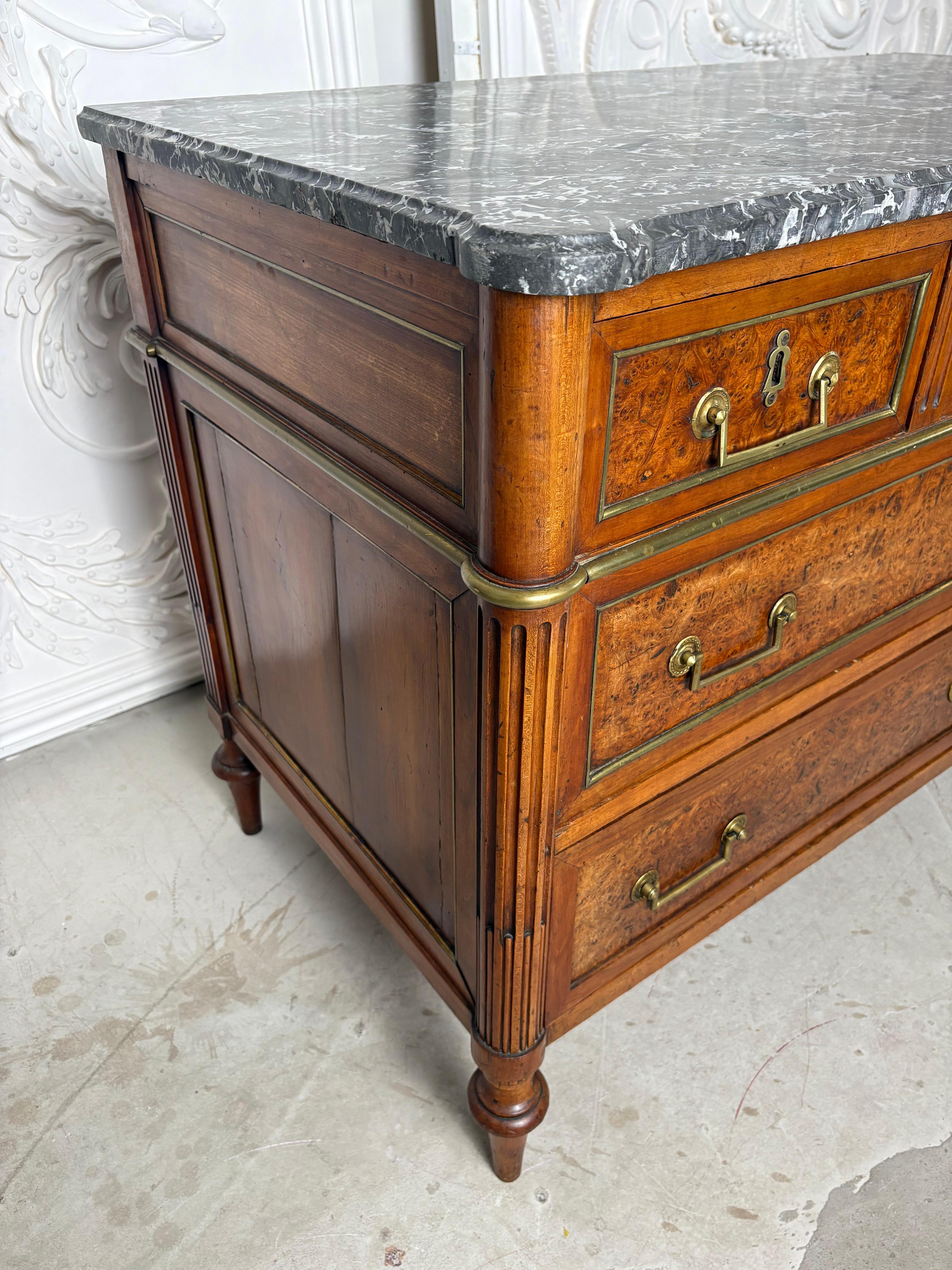 Français Commode de la fin du XVIIIe siècle en noyer et ronce d'orme français en vente