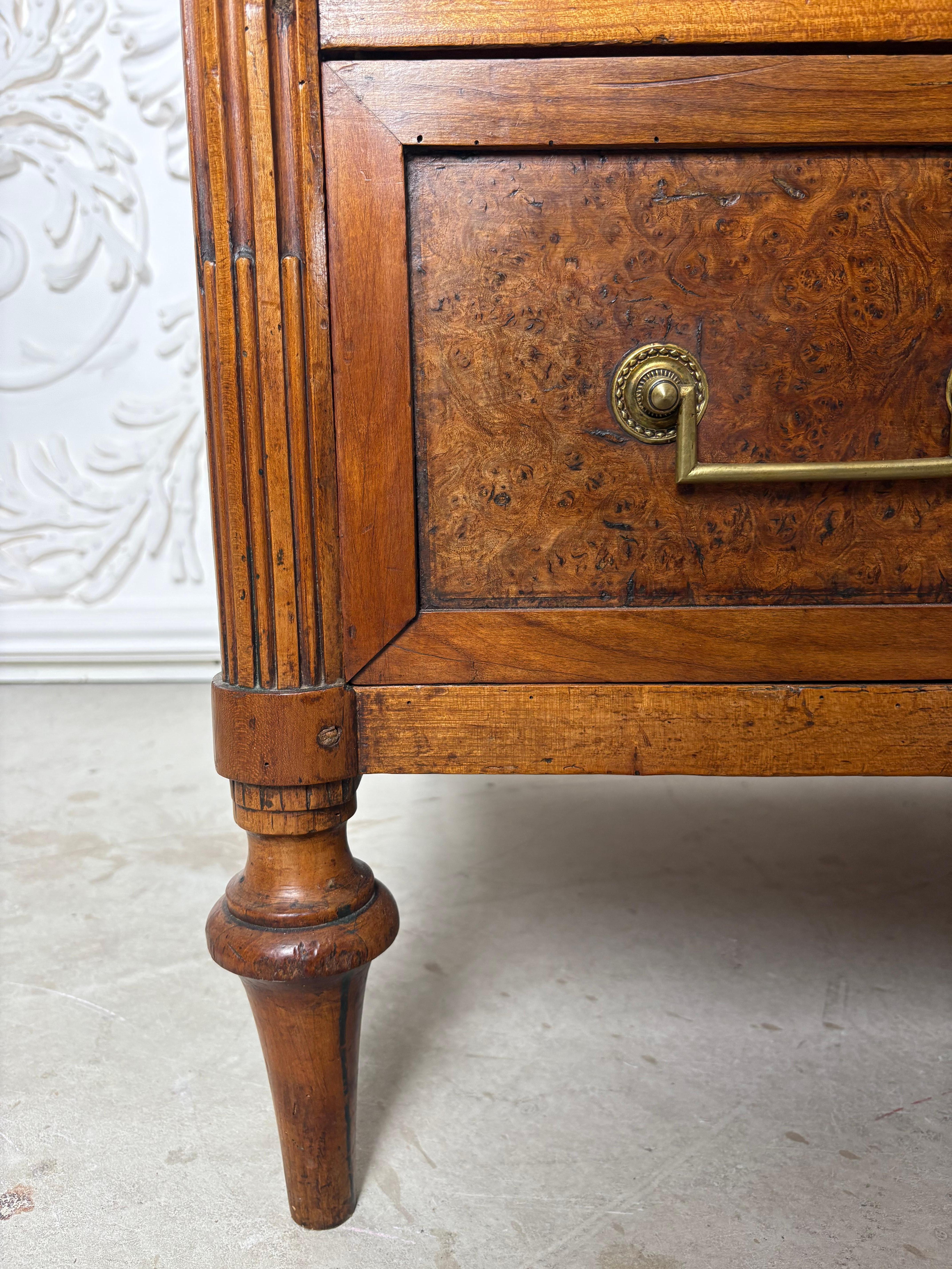 Commode de la fin du XVIIIe siècle en noyer et ronce d'orme français Bon état - En vente à Tetbury, GB
