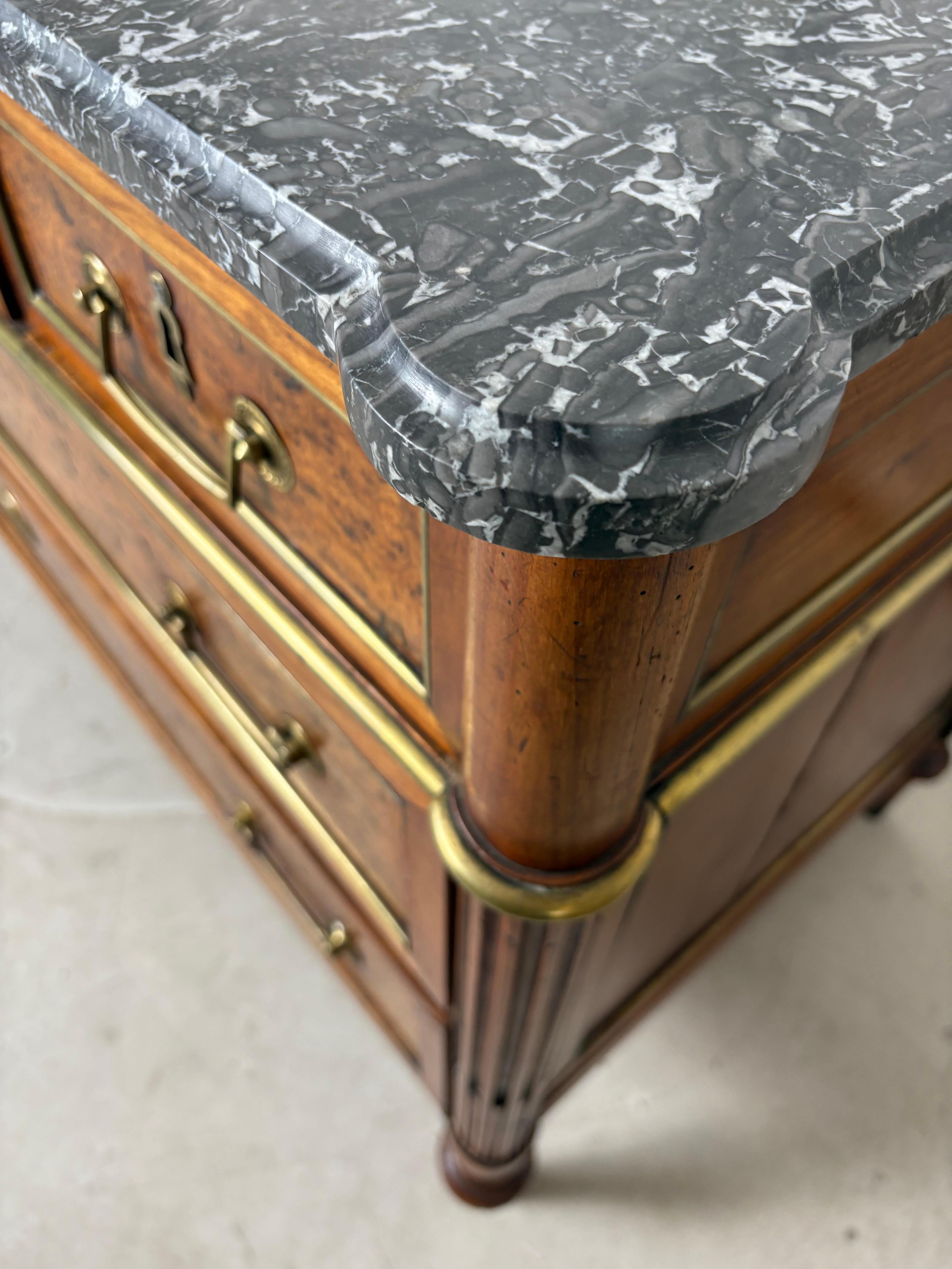 Orme Commode de la fin du XVIIIe siècle en noyer et ronce d'orme français en vente