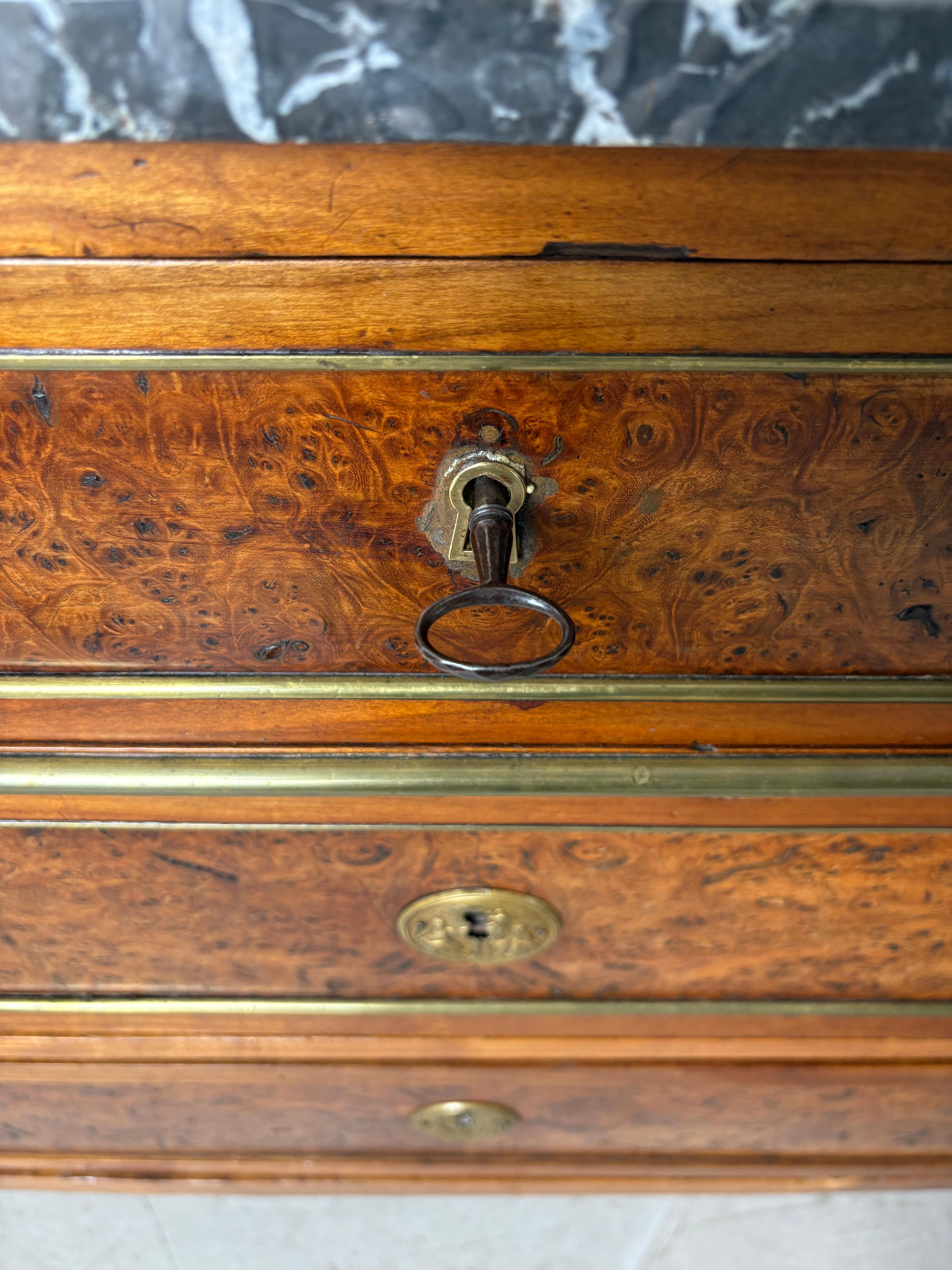 Commode de la fin du XVIIIe siècle en noyer et ronce d'orme français en vente 2