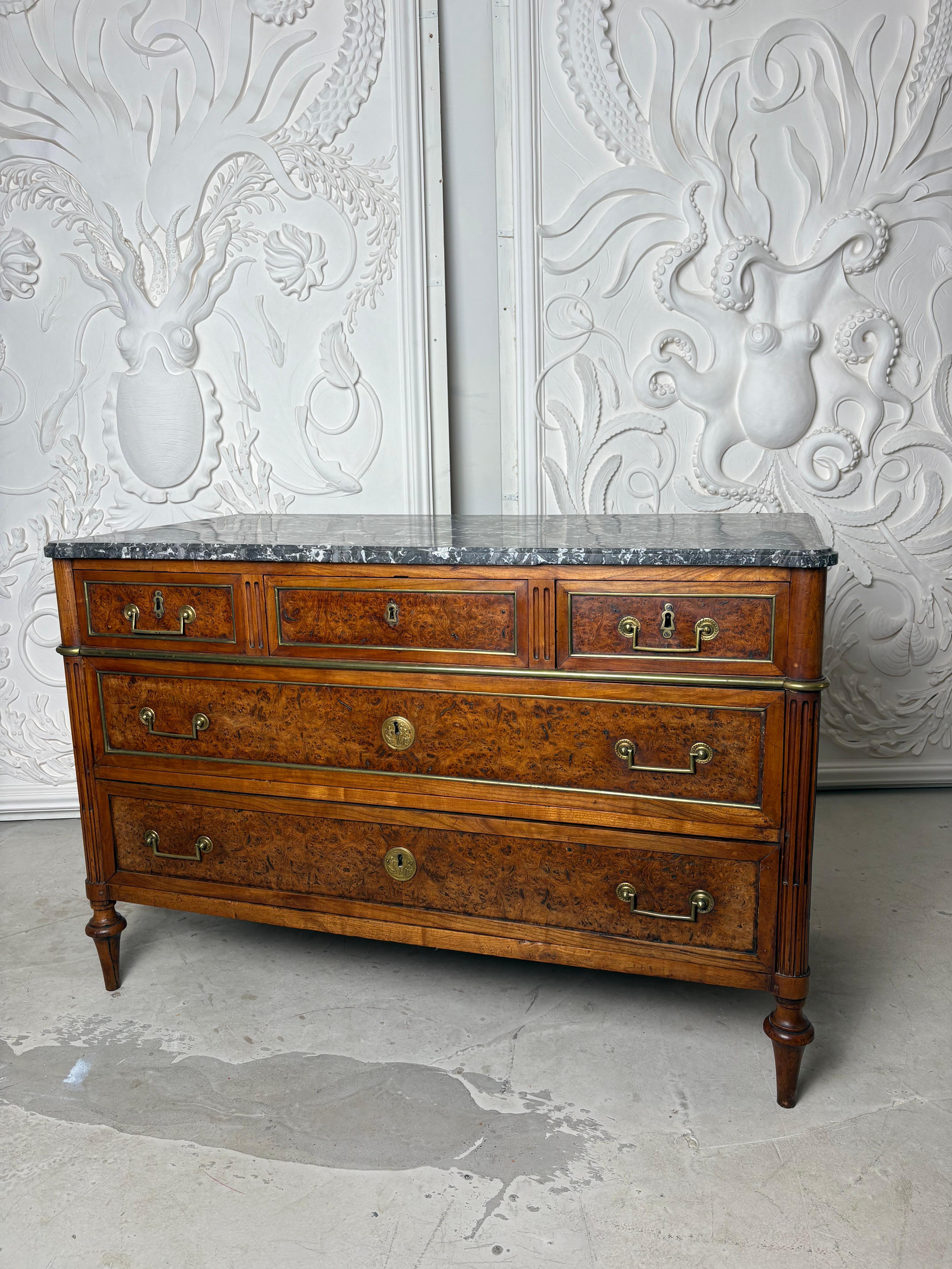 Commode de la fin du XVIIIe siècle en noyer et ronce d'orme français en vente 3