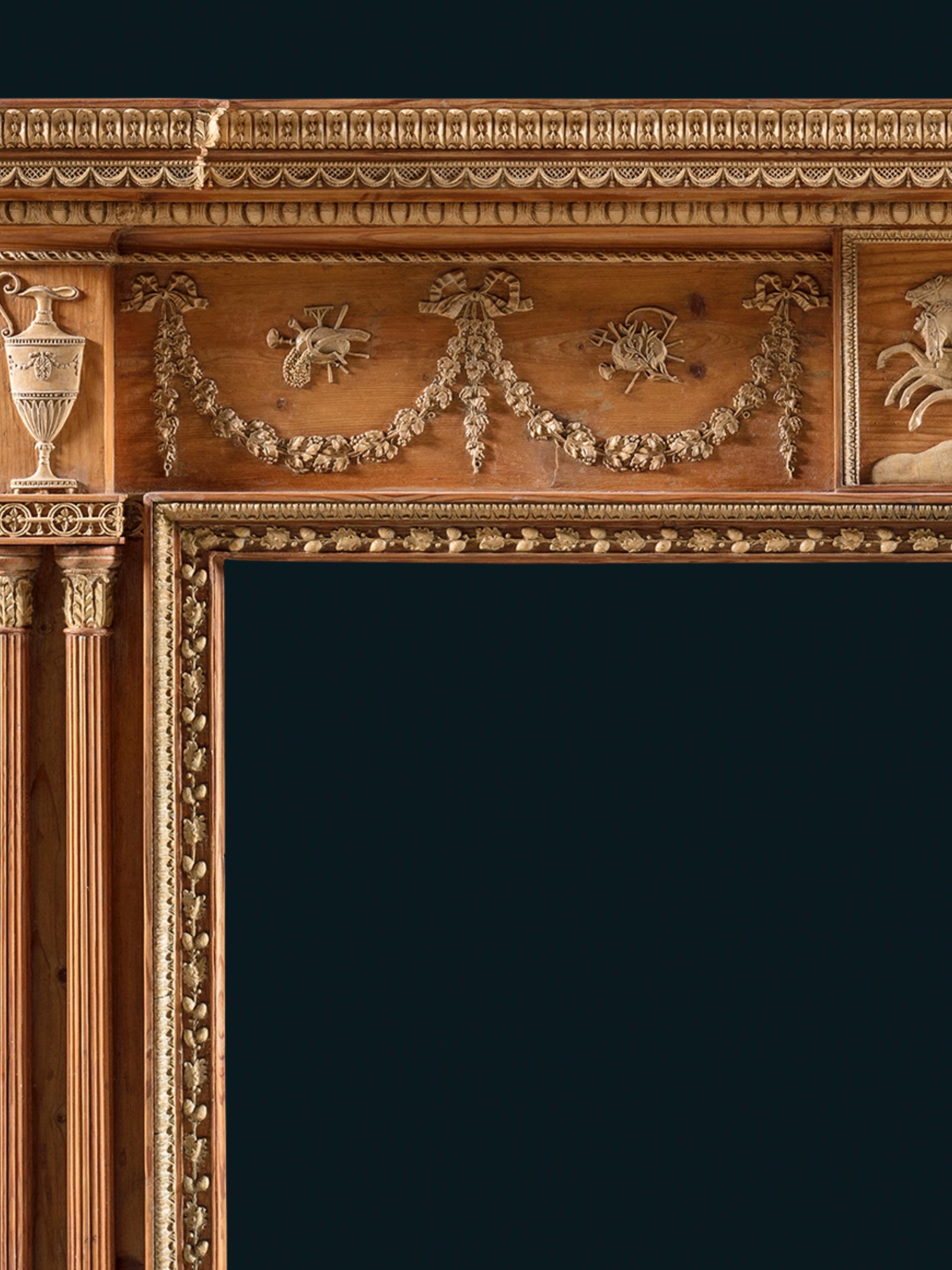 Kaminsims aus Kiefernholz und Gesso aus dem späten achtzehnten Jahrhundert, mit klassischem Mitteltisch (Handgeschnitzt) im Angebot