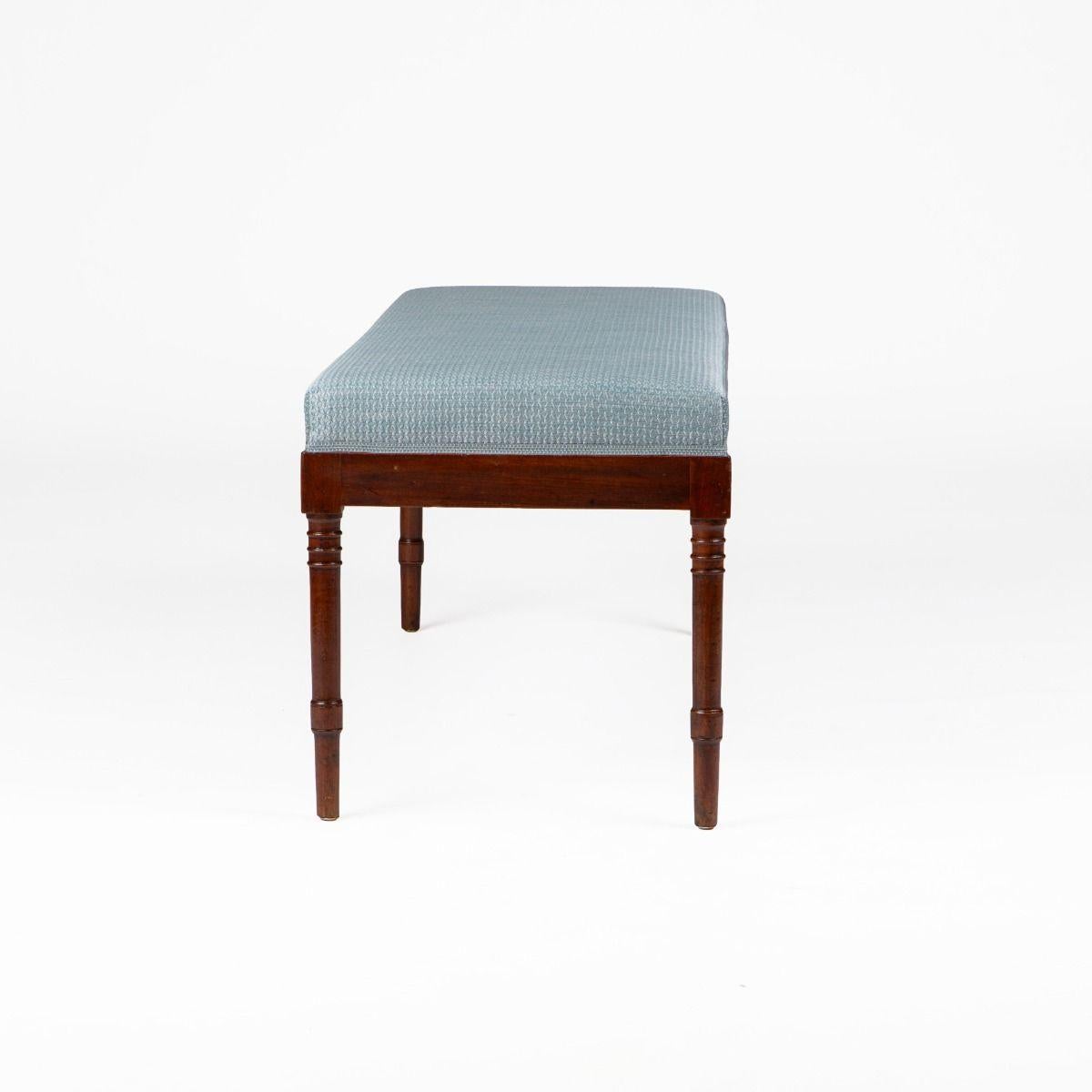 Elegant banc Late Empire fabriqué dans un magnifique acajou de Cuba avec des pieds ronds profilés dans le style Empire classique.
Le banc a été récemment revêtu d'un tissu bleu colombe doux, créant un contraste raffiné et tranquille avec les tons