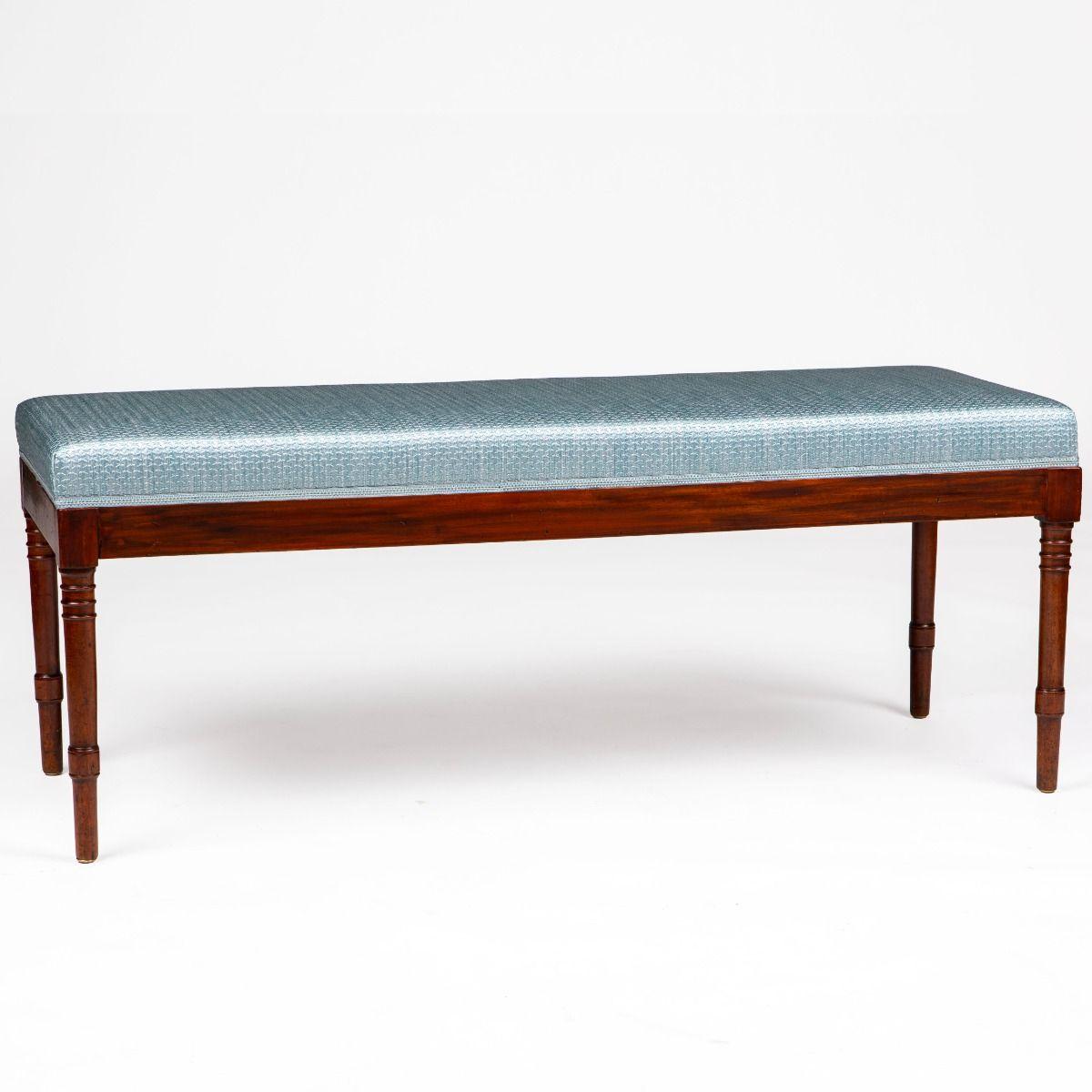 Elegant banc Late Empire fabriqué dans un magnifique acajou de Cuba avec des pieds ronds profilés dans le style Empire classique.
Le banc a été récemment revêtu d'un tissu bleu colombe doux, créant un contraste raffiné et tranquille avec les tons