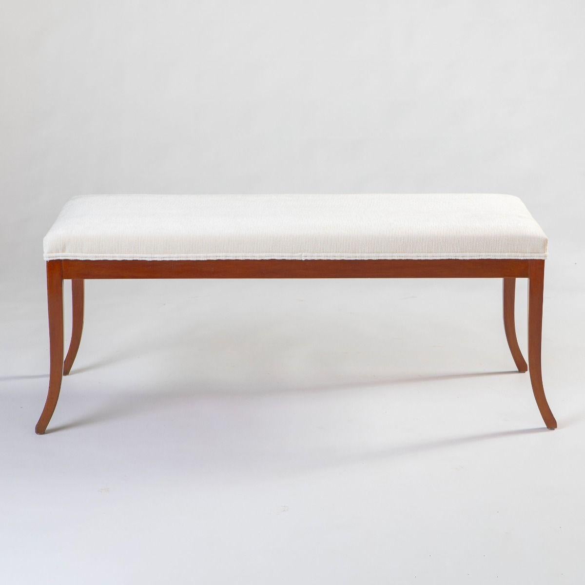 Banco Imperio tardío de haya pulida con asiento recién tapizado en mezcla de terciopelo marfil claro.
Elegantes patas ligeramente curvadas.

Dinamarca, 1820-30