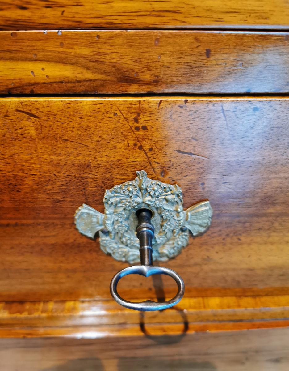Cassettiera in noce francese tardo impero con maniglie in bronzo in vendita 2