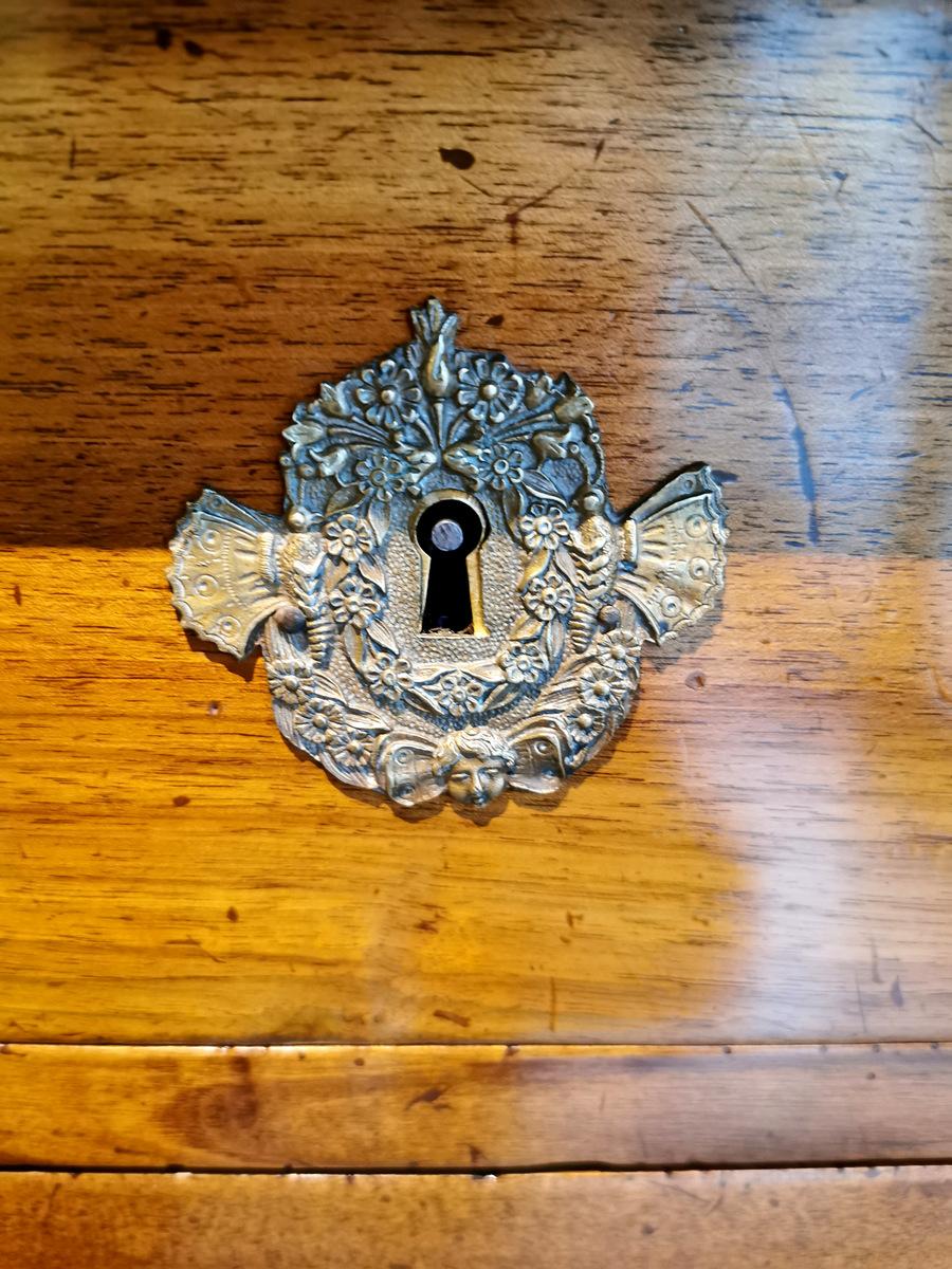 Cassettiera in noce francese tardo impero con maniglie in bronzo in vendita 3