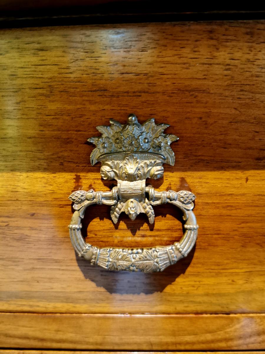 Cassettiera in noce francese tardo impero con maniglie in bronzo in vendita 4