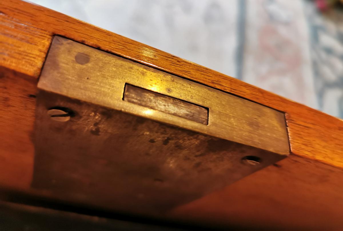 Cassettiera in noce francese tardo impero con maniglie in bronzo in vendita 6
