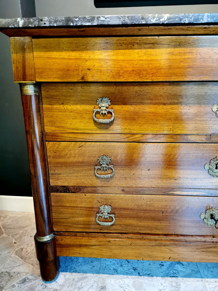 We kindly suggest you read the whole description, because with it we try to give you detailed technical and historical information to guarantee the authenticity of our objects.
French chest of drawers in walnut, the drawer at the top is 
