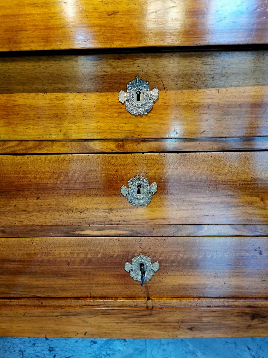Late Empire French Walnut Chest of Drawers with Bronze Handles In Good Condition For Sale In Prato, Tuscany