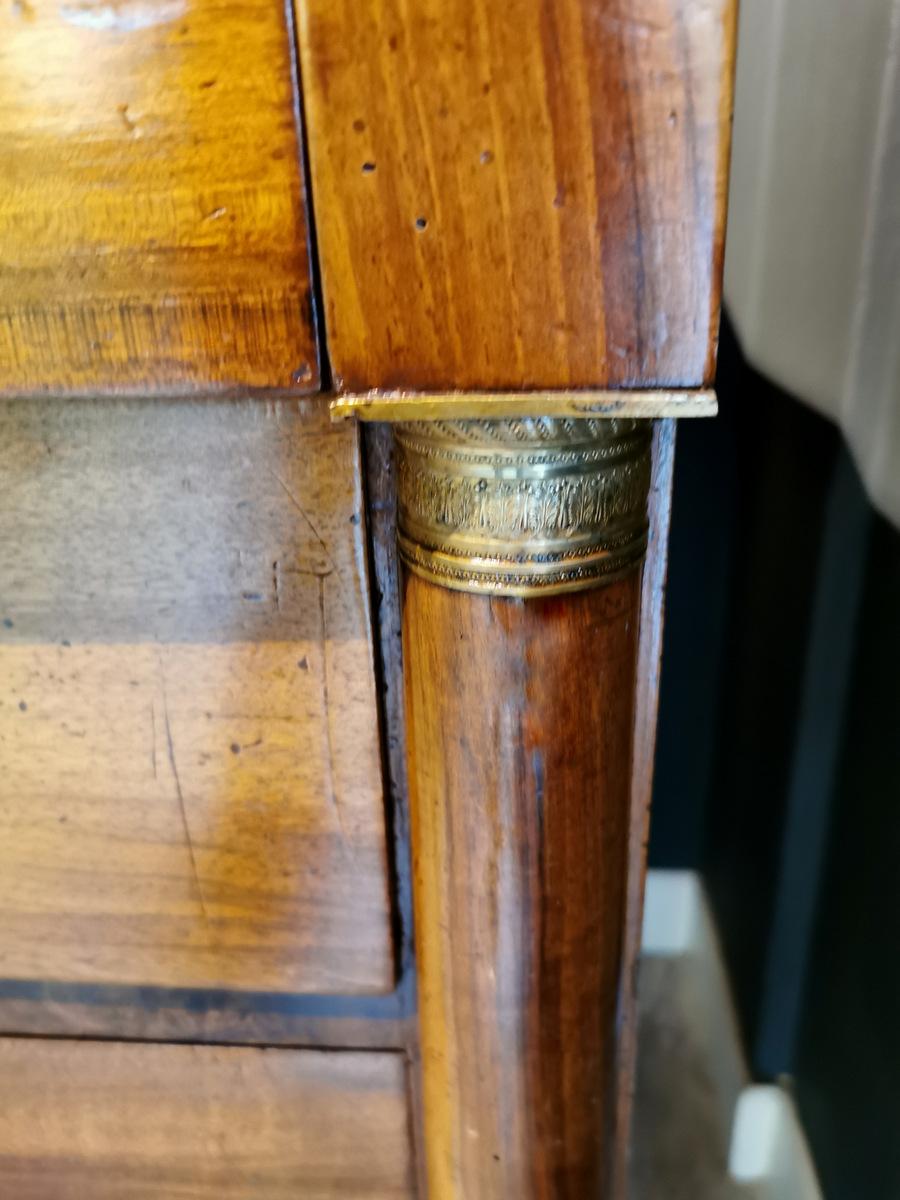 Lucidato Cassettiera in noce francese tardo impero con maniglie in bronzo in vendita