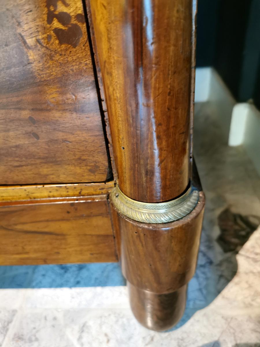 Cassettiera in noce francese tardo impero con maniglie in bronzo In condizioni buone in vendita a Prato, Tuscany
