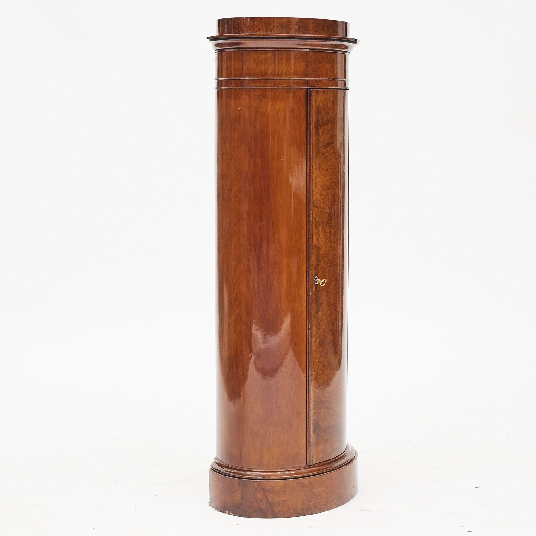 Armario de pedestal de nogal con cilindro del Imperio tardío. en venta 5