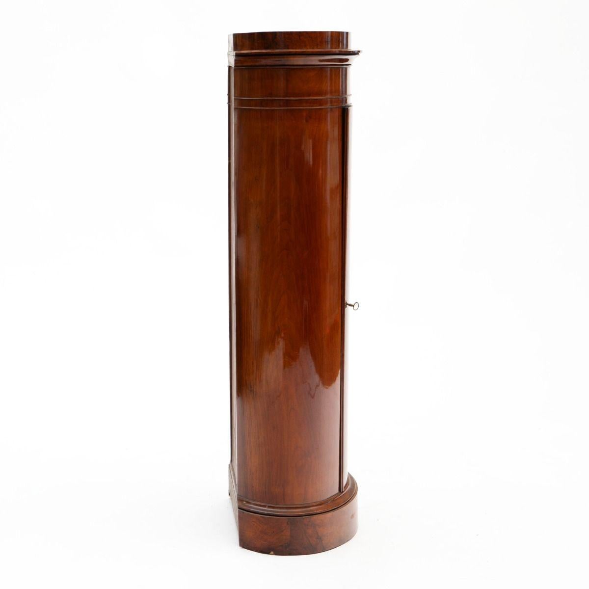 Elegante armario ovalado de pedestal de estilo imperio tardío en precioso roble chapado en nogal.
Puerta chapada en nogal cortado a espejo, detrás de la cual hay estantes extraíbles.
Muy buena calidad
Fabricado en Copenhague 1820-1830, 