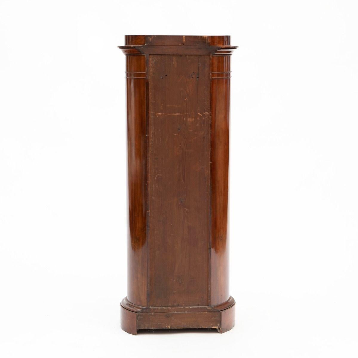 Armario de pedestal de nogal con cilindro del Imperio tardío. Danés en venta