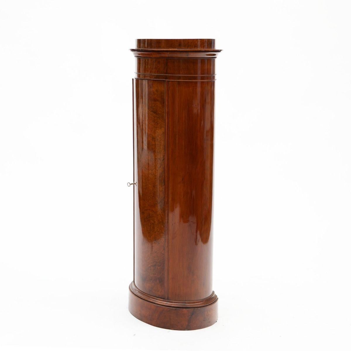 Armario de pedestal de nogal con cilindro del Imperio tardío. en Bueno estado para la venta en Kastrup, DK