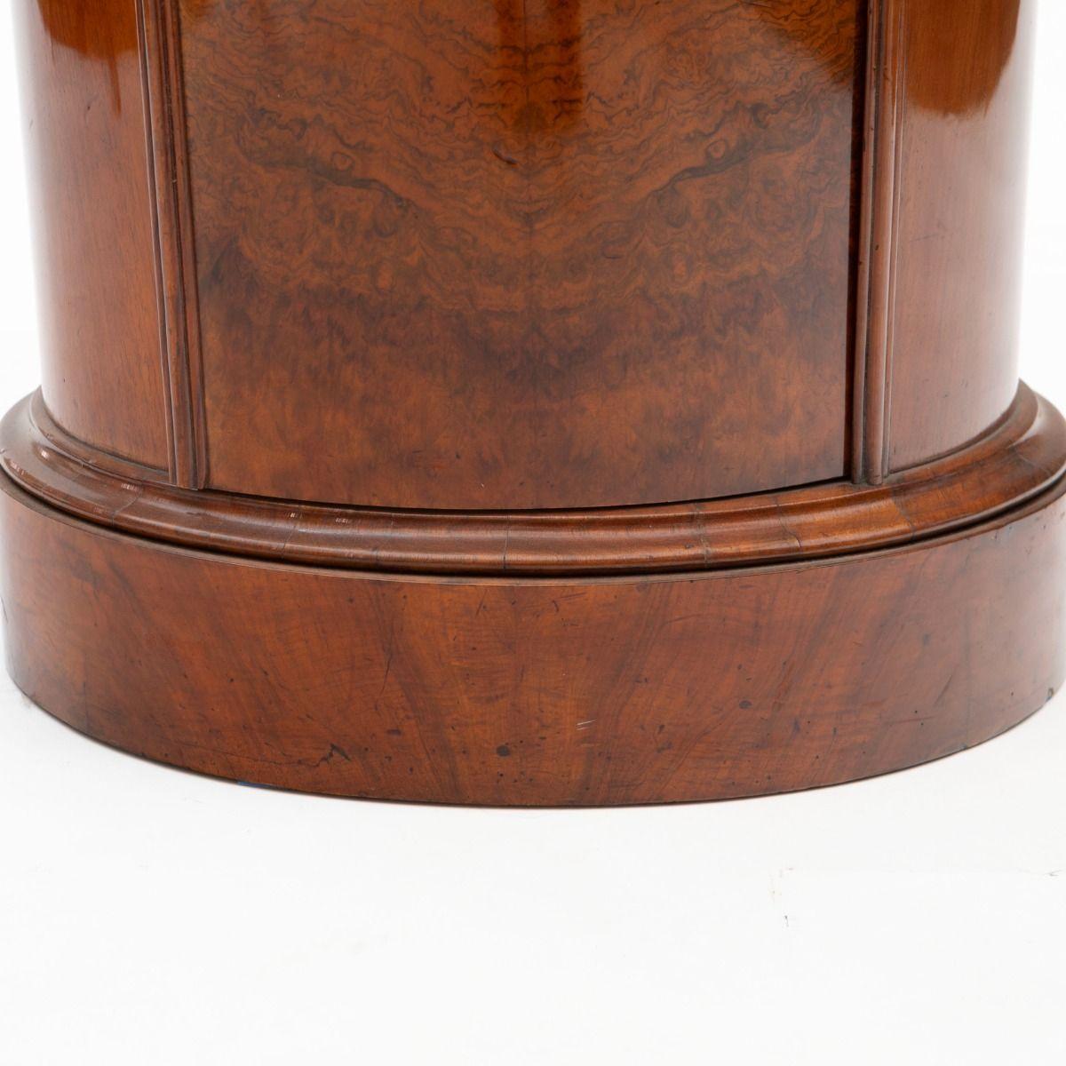 Armario de pedestal de nogal con cilindro del Imperio tardío. en venta 2