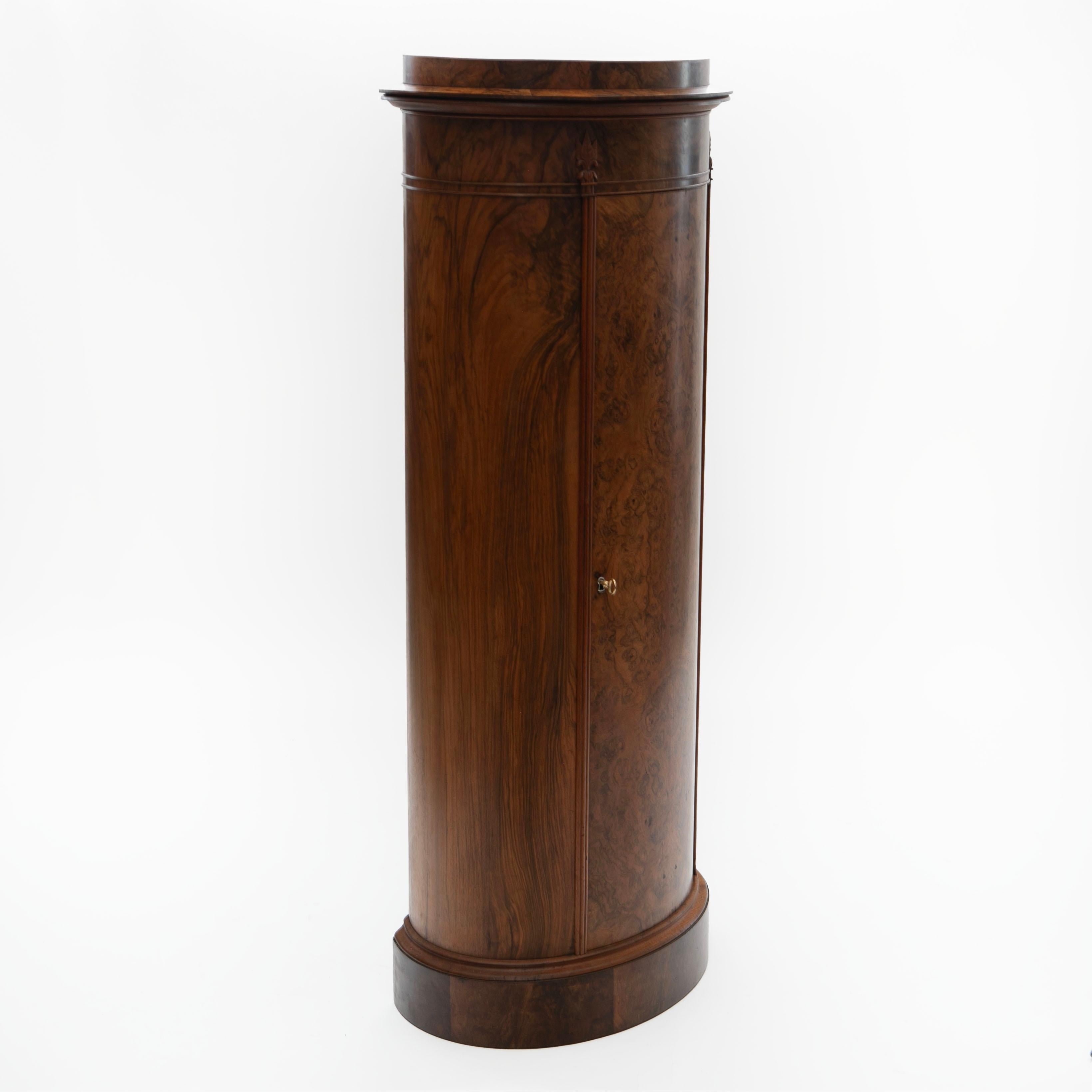 Late Empire Danish Oval Pedestal Cabinet in Walnut Root In Good Condition In Kastrup, DK