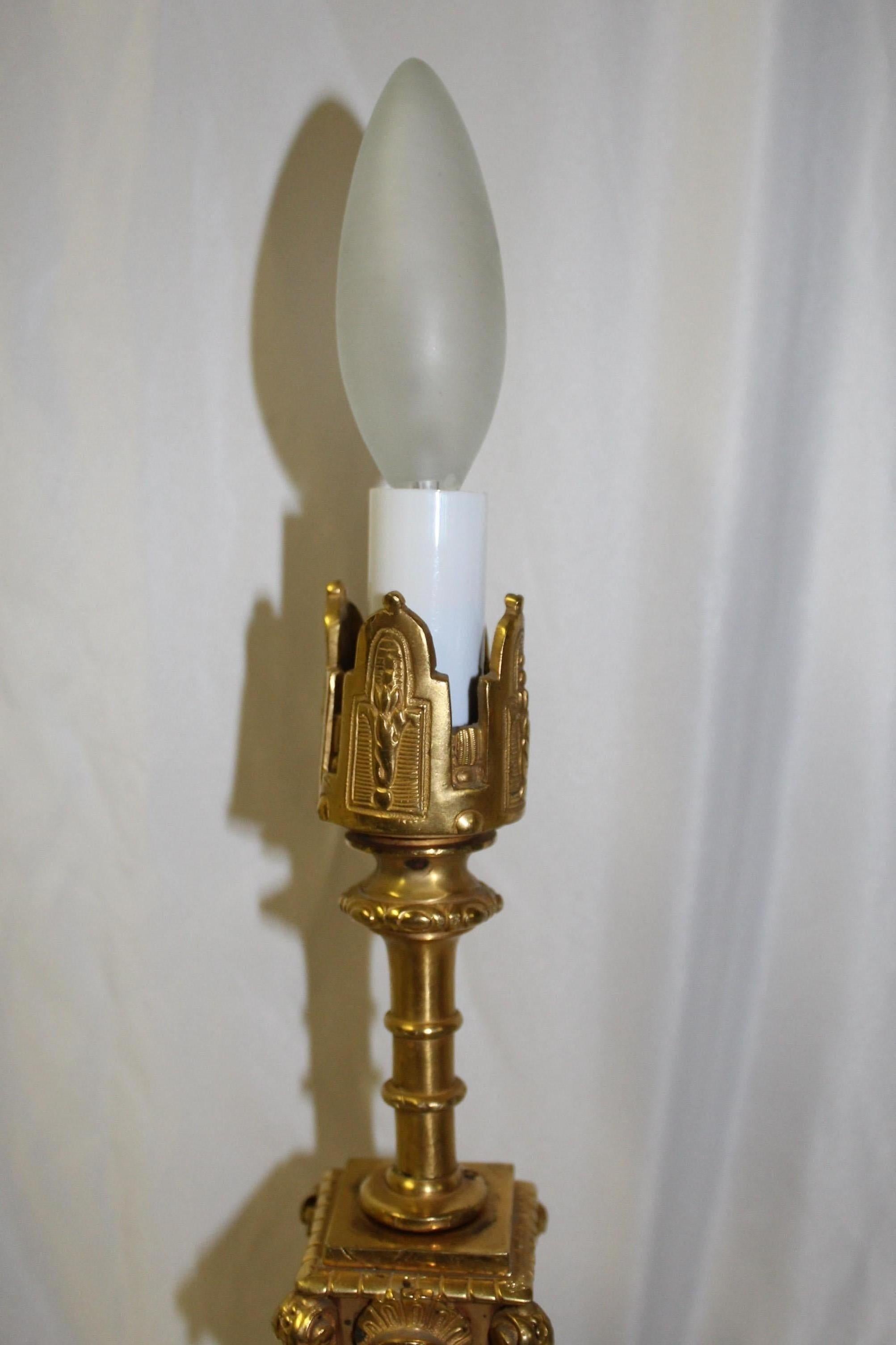 Français Lampe Empire tardive finition dorée finition dorée avec douille unique en vente