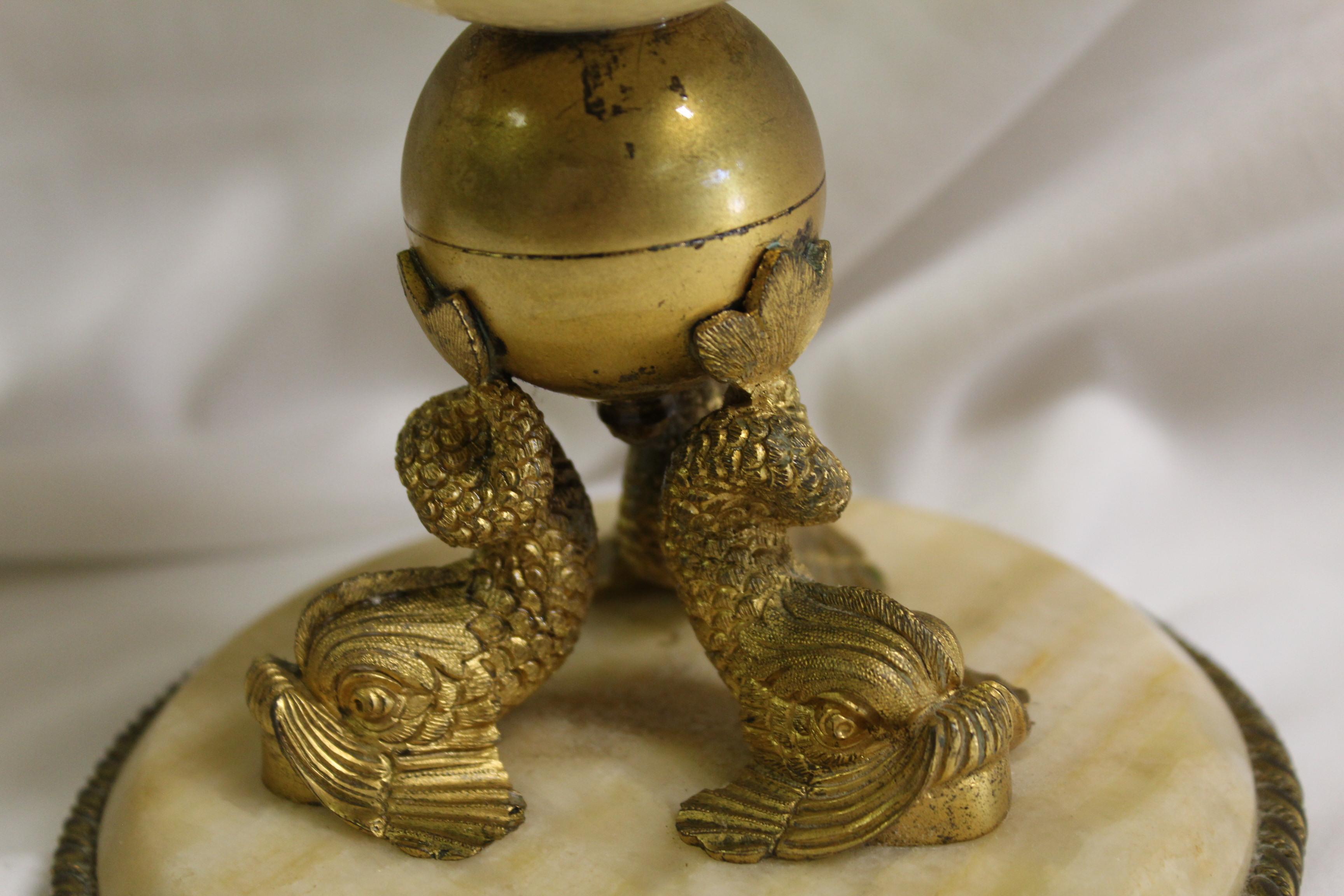 Sehr gut aussehende Kerzenständer aus gegossenem Metall mit Gold Dore' plattierter Oberfläche. Die Delphine sind auf einem Marmorsockel mit einem Durchmesser von 5 1/2