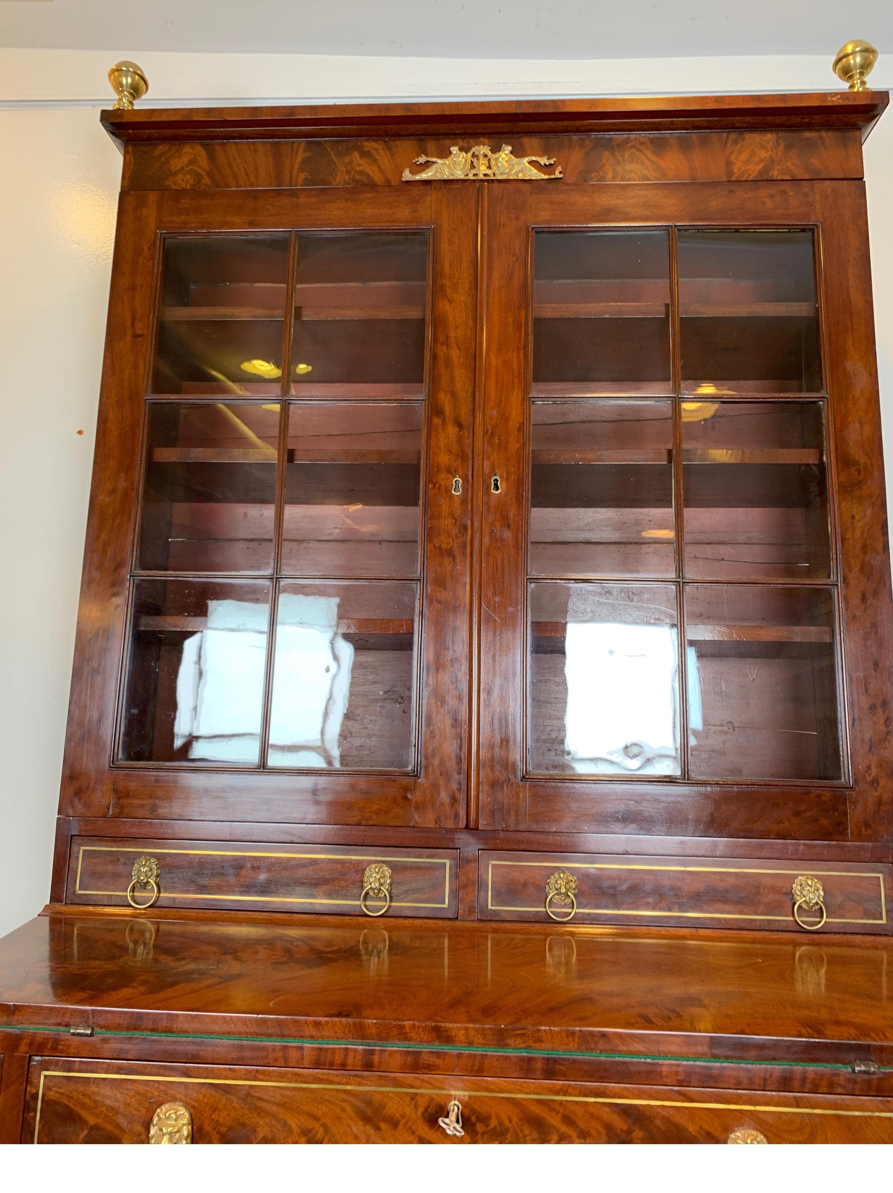 Late Federal Desk and Bookcase in Walnut with Brass Inlay, 1820-1830 In Good Condition In Lambertville, NJ