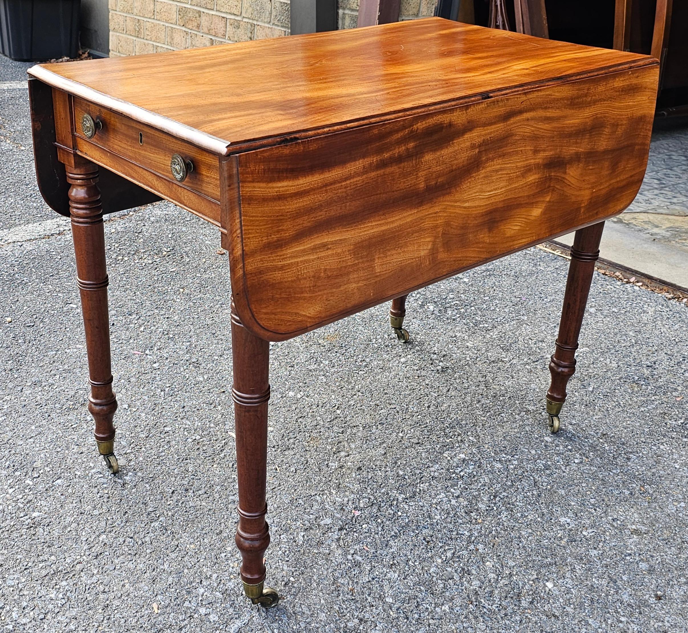 American Late Federal Fruitwood Single Drawer Dropleaf Pembroke Table, Circa 1800s For Sale
