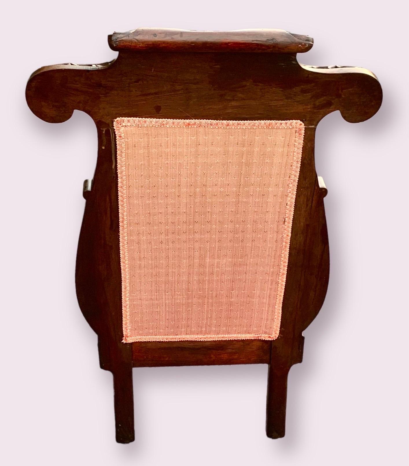 Spätfranzösischer viktorianischer Stuhl aus geschnitztem Nussbaumholz Prie Dieu  im Zustand „Gut“ im Angebot in New Orleans, LA