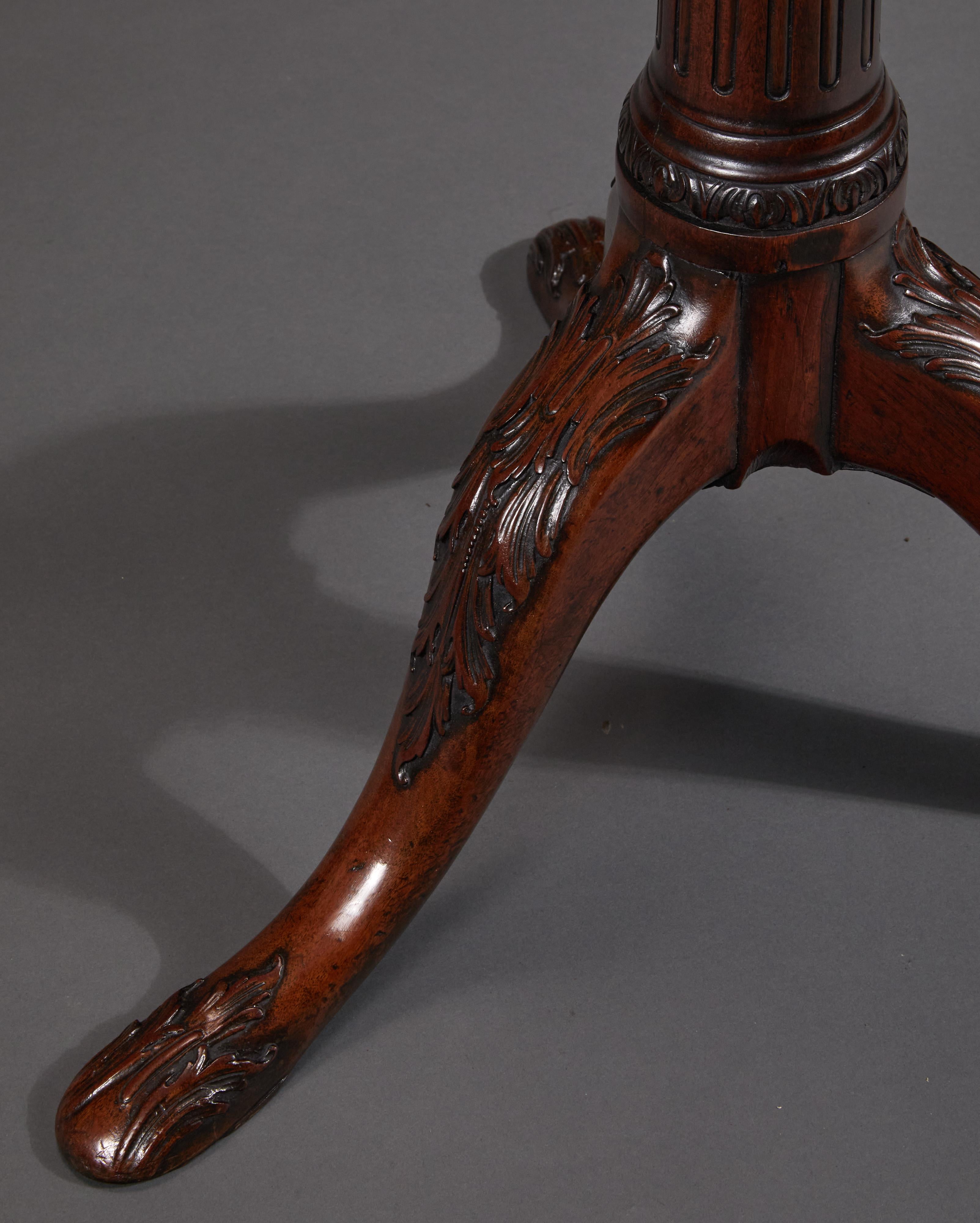 Späte George II geschnitzt Mohogany Tripod Tisch (Holz) im Angebot