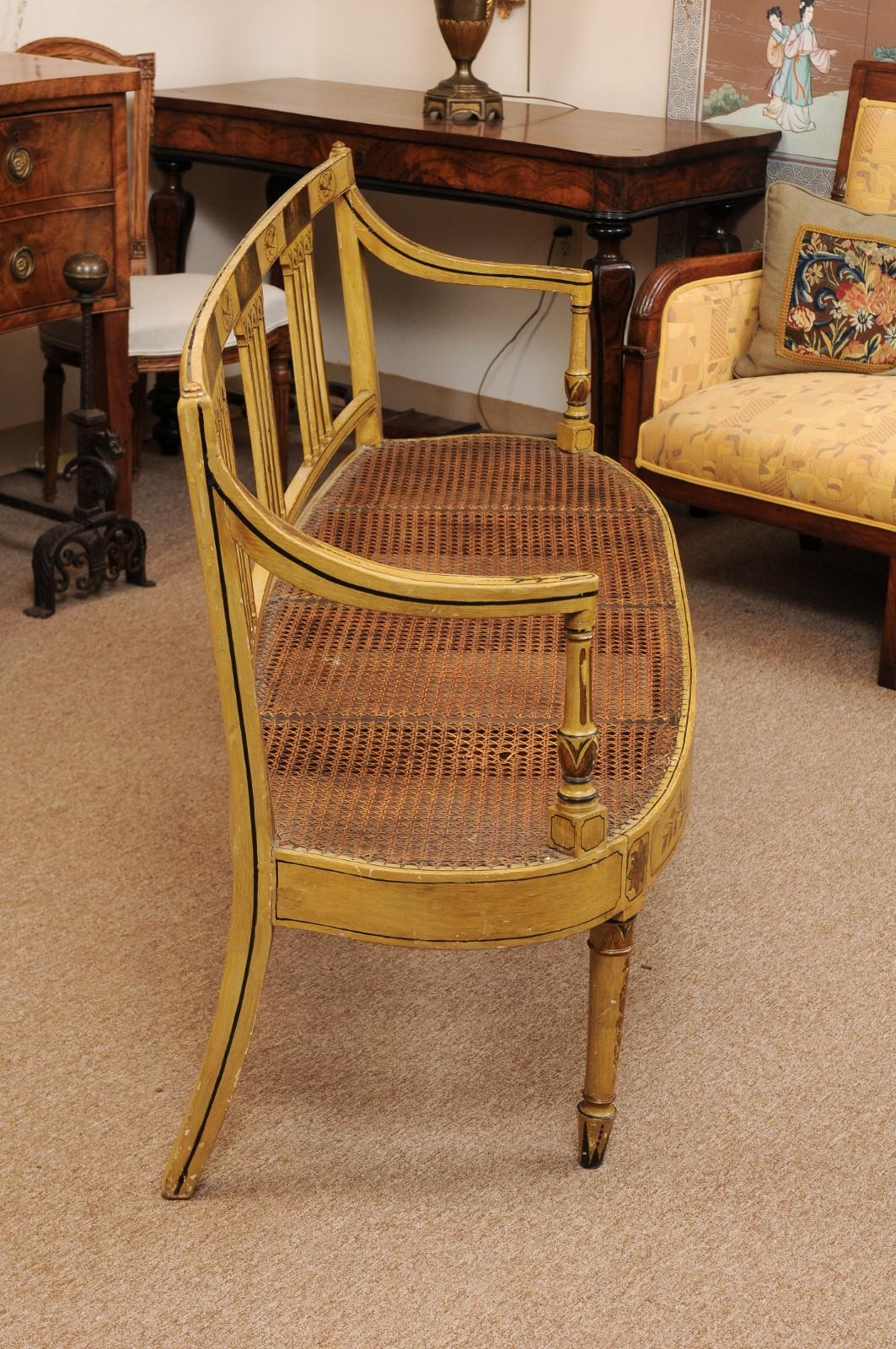 Spätes englisches ockerfarben bemaltes und mit Rohrgeflecht versehenes Sofa von George III. um 1820 im Angebot 4