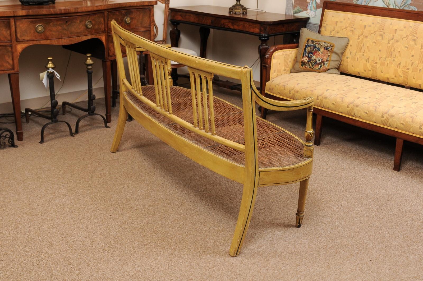 Spätes englisches ockerfarben bemaltes und mit Rohrgeflecht versehenes Sofa von George III. um 1820 im Angebot 5