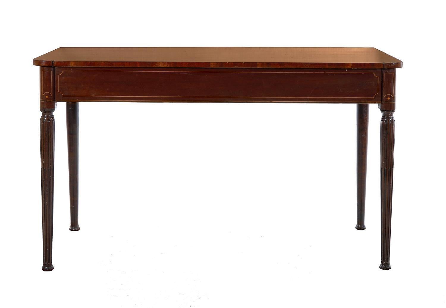 Mesa de servir de caoba con incrustaciones de finales de Jorge III, circa 1830 en venta 1