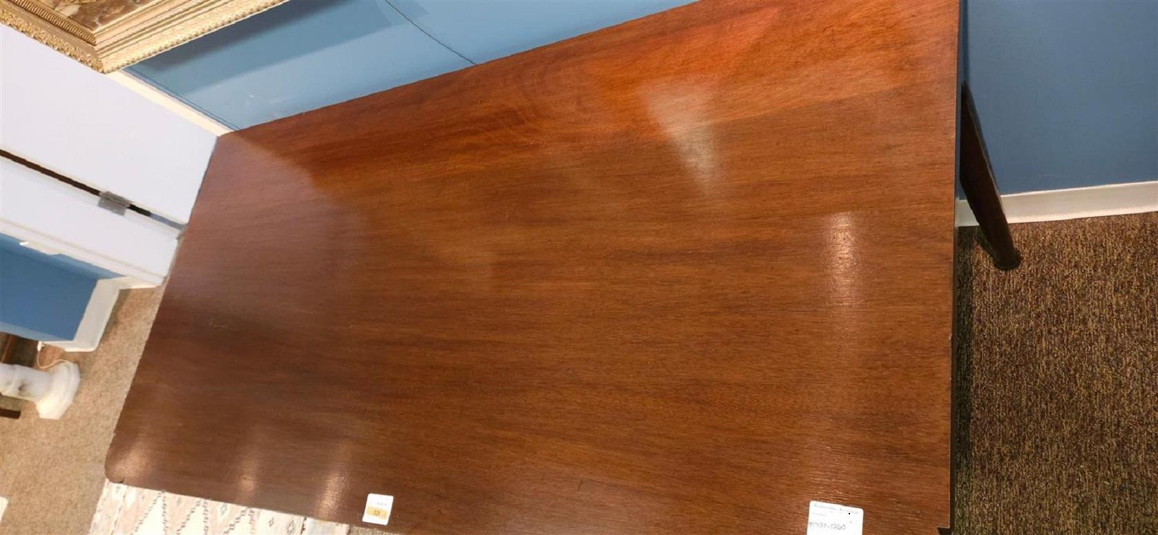 Mesa de servir de caoba con incrustaciones de finales de Jorge III, circa 1830 en venta 2