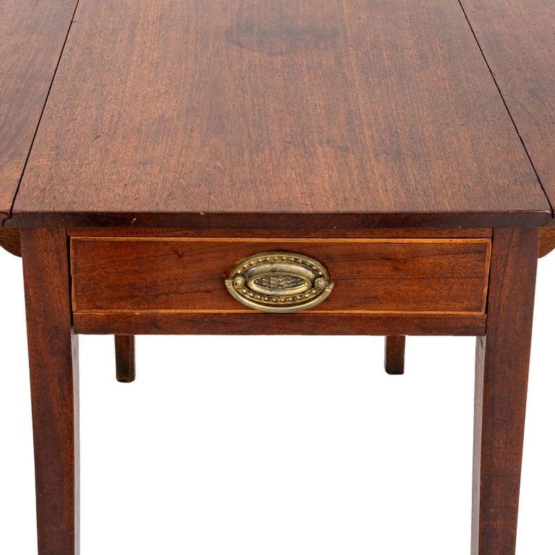 Late George III Mahogany Pembroke Table, early 19th century, with drawer to one side, brass handles. 28.25
