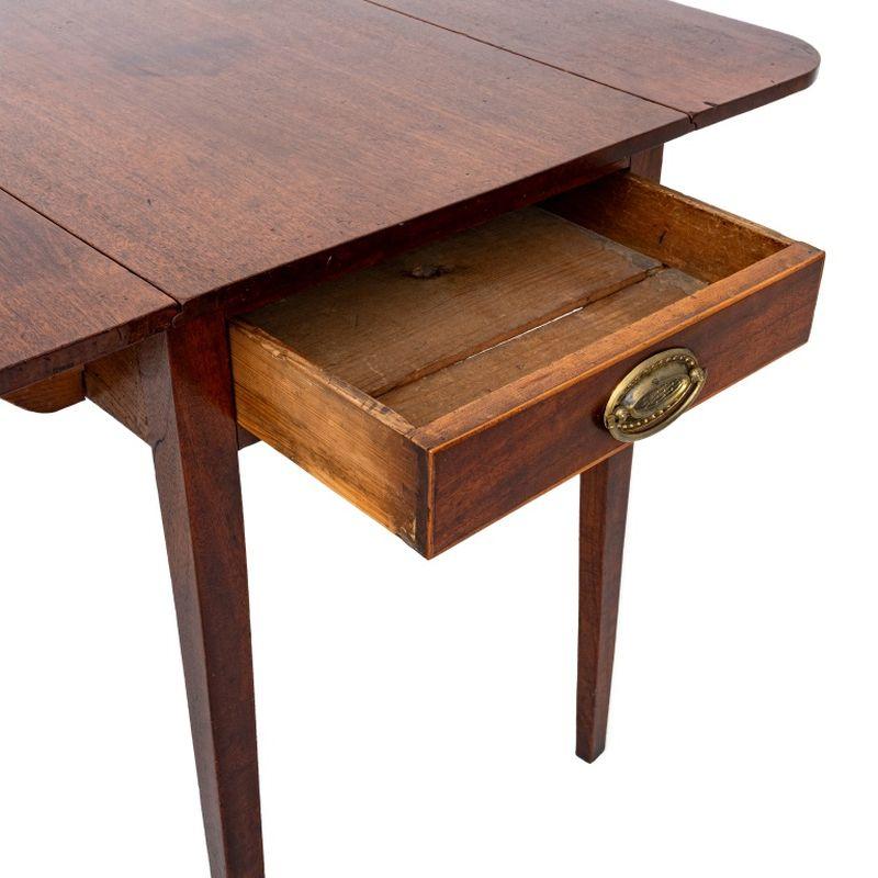 Late George III Mahogany Pembroke Table In Good Condition For Sale In Astoria, NY