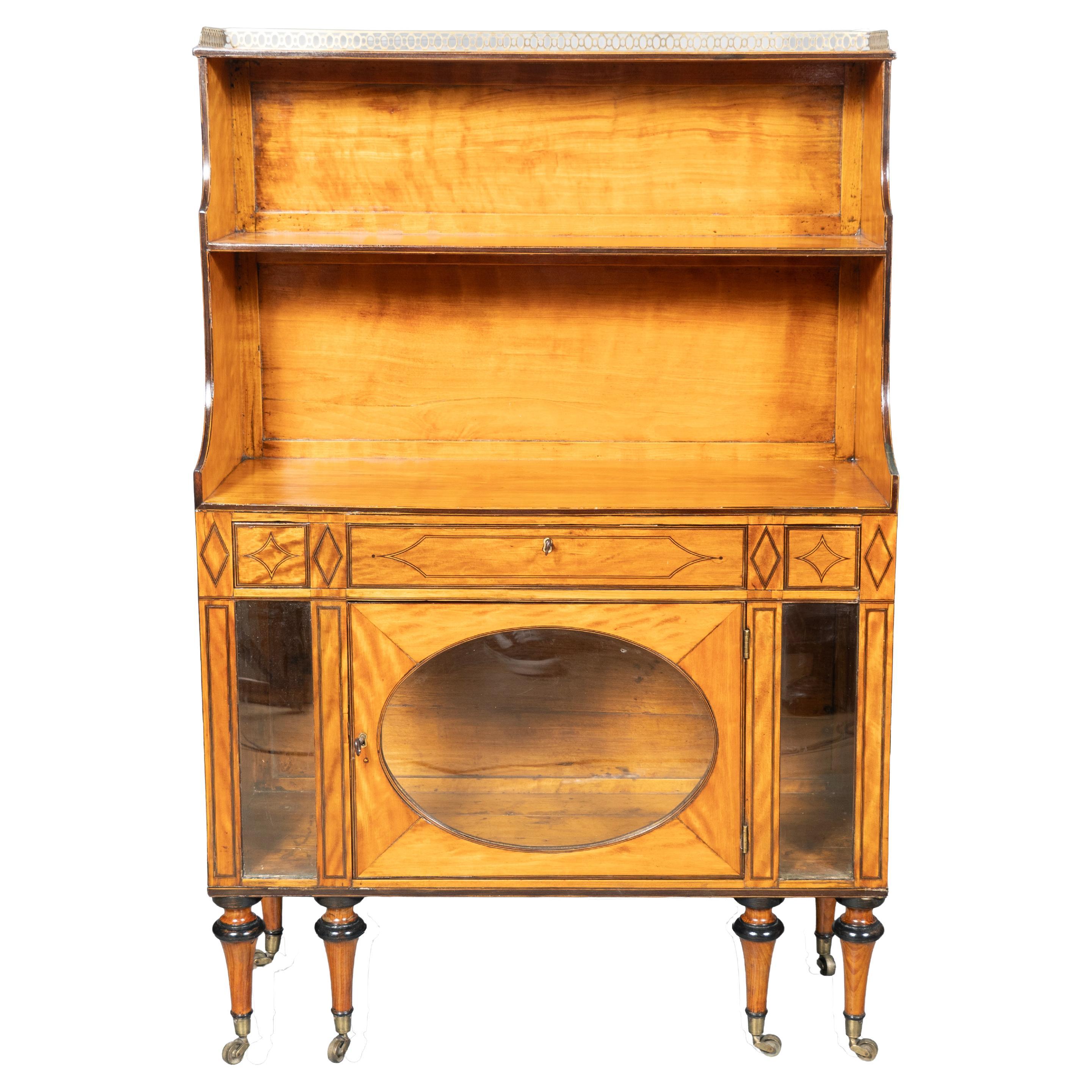 Armadio in legno satinato della fine di Giorgio III