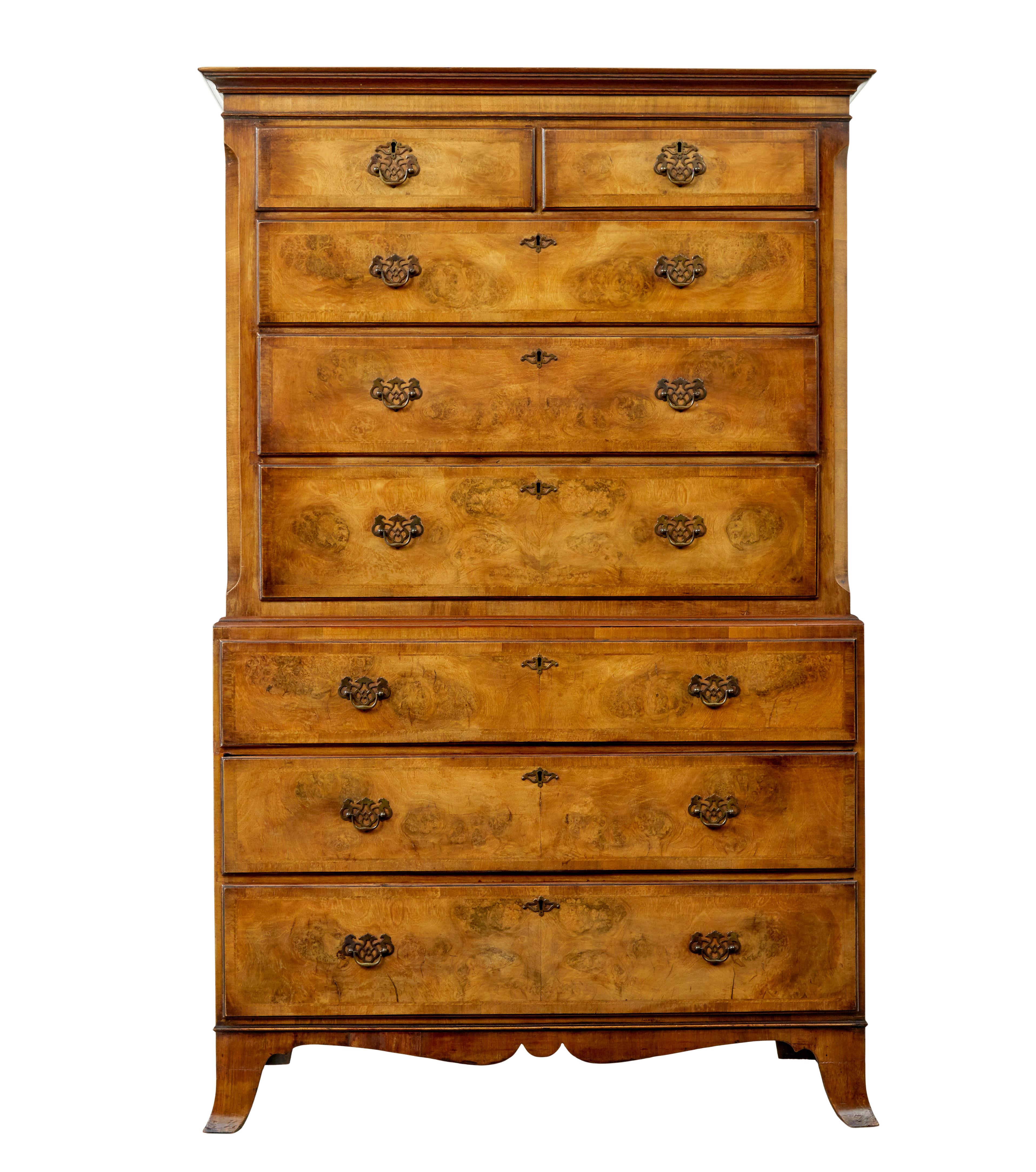 Cassapanca in noce del XIX secolo, tardo georgiano, circa 1800.

Siamo lieti di offrire questa bellissima cassapanca in noce in due parti.

La parte superiore presenta un cornicione modanato ed è dotata di 2 cassetti su 3, ciascuno dei quali è