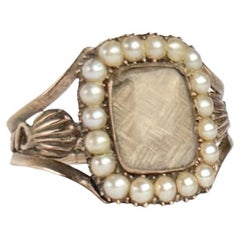 Anello a medaglione con perle in oro 9 carati di epoca tardo georgiana