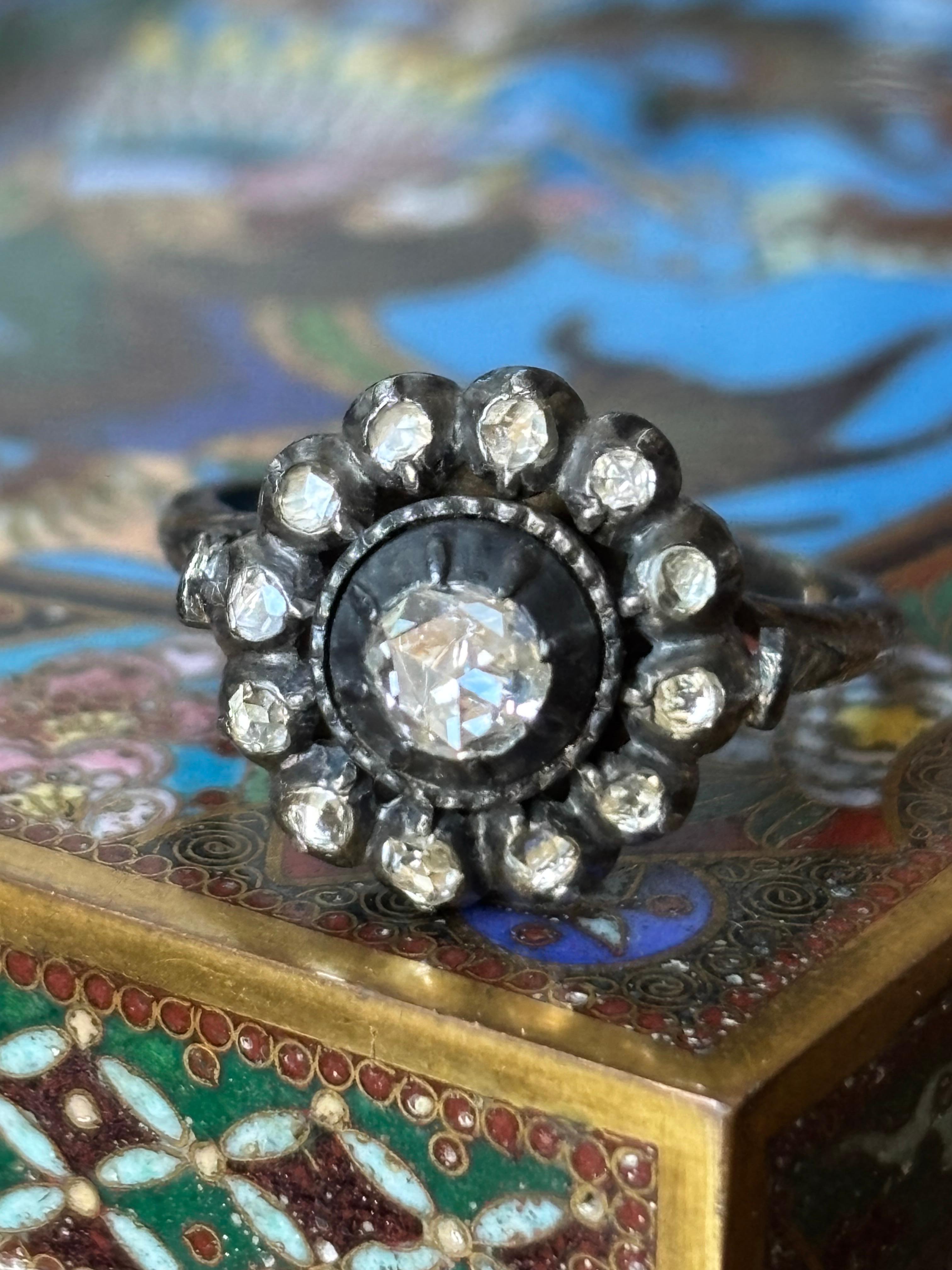 Anello a grappolo tardo georgiano con diamanti taglio rosa Circa 1790 in vendita 4