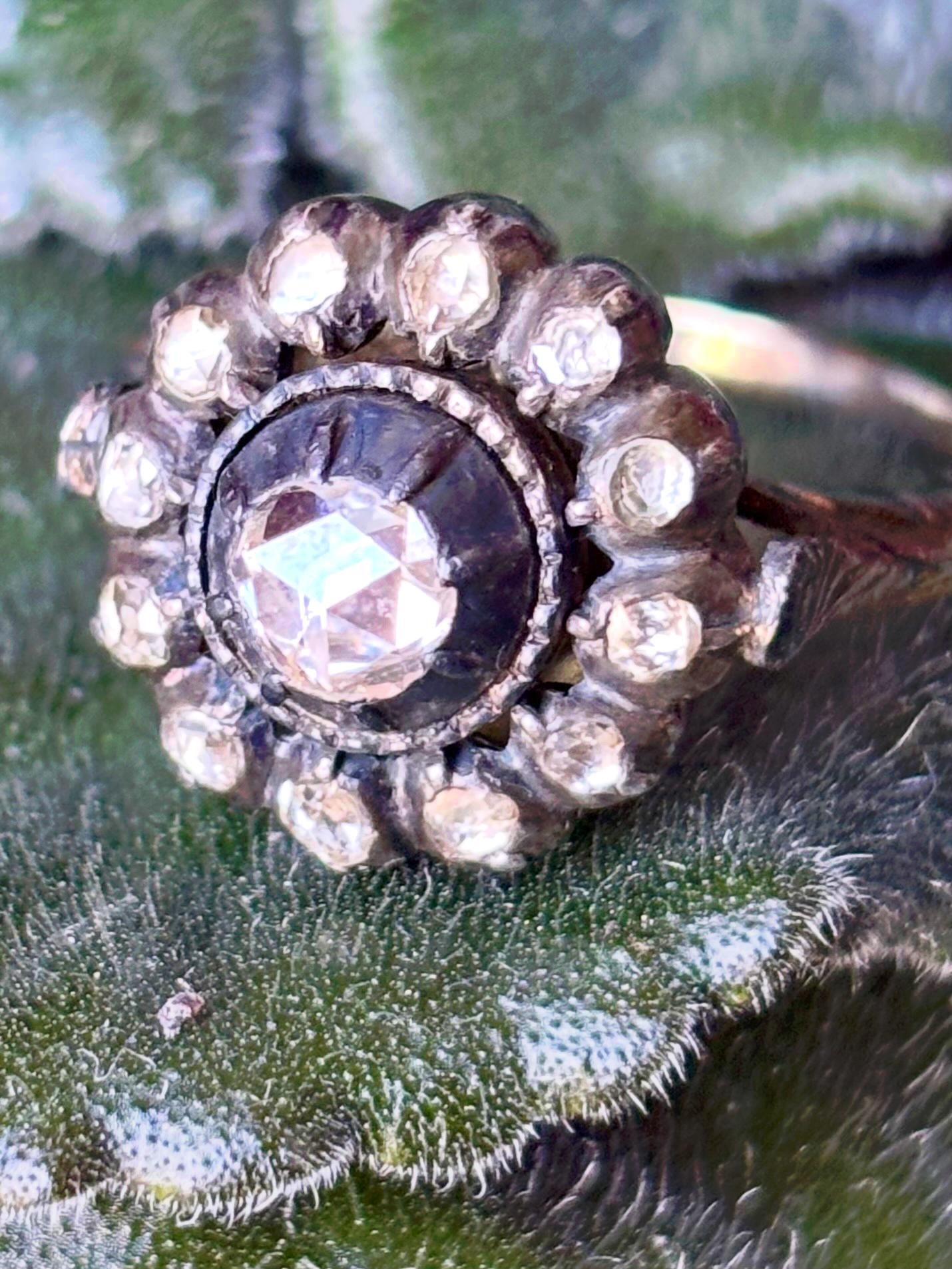 Anello a grappolo tardo georgiano con diamanti taglio rosa Circa 1790 in vendita 7