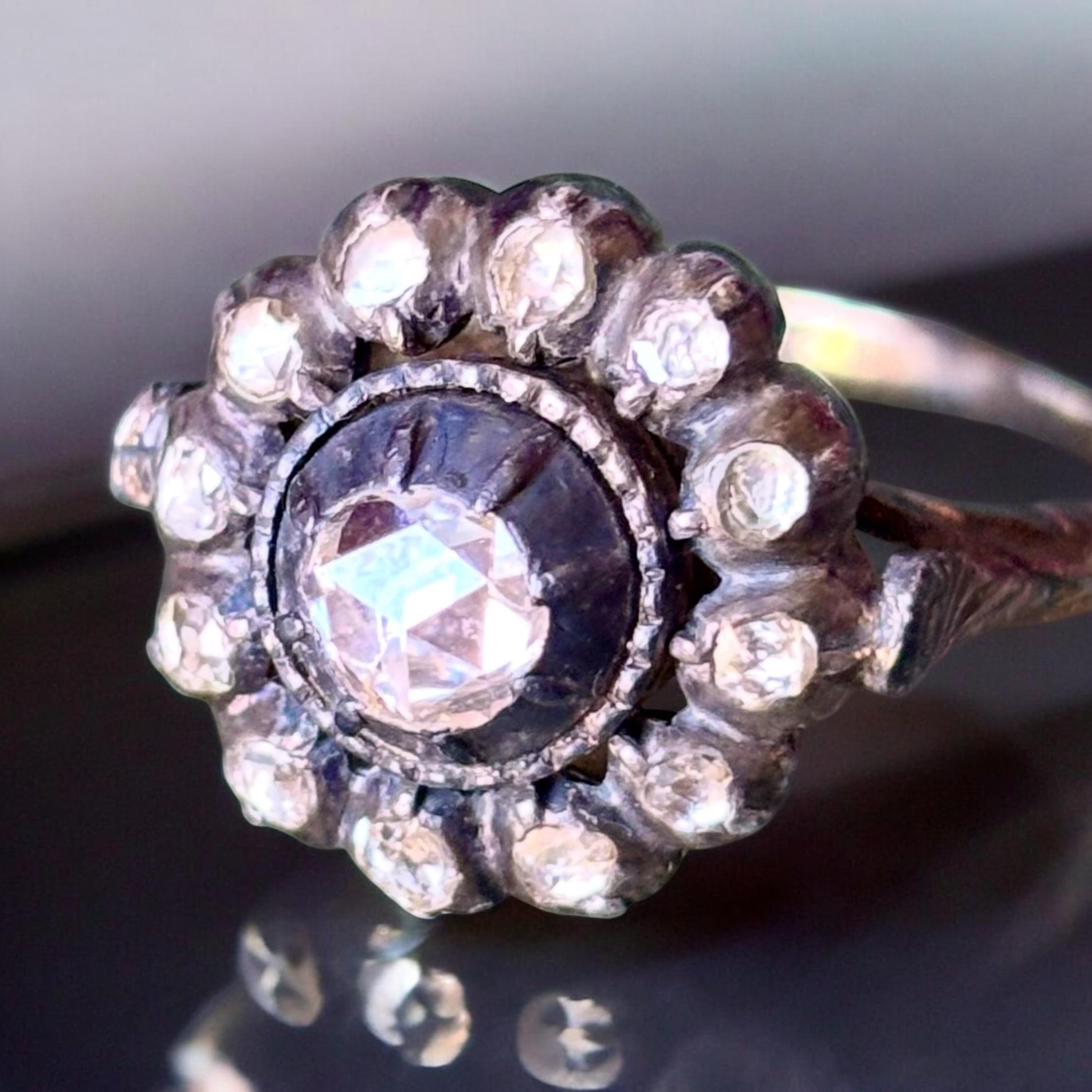 Anello a grappolo tardo georgiano con diamanti taglio rosa Circa 1790
L'anello è caratterizzato da una parte centrale  diamante taglio rosa (5,50X5,65 mm), con un peso di circa...  0,50cts, circondato da un'aureola di  12 diamanti più piccoli con