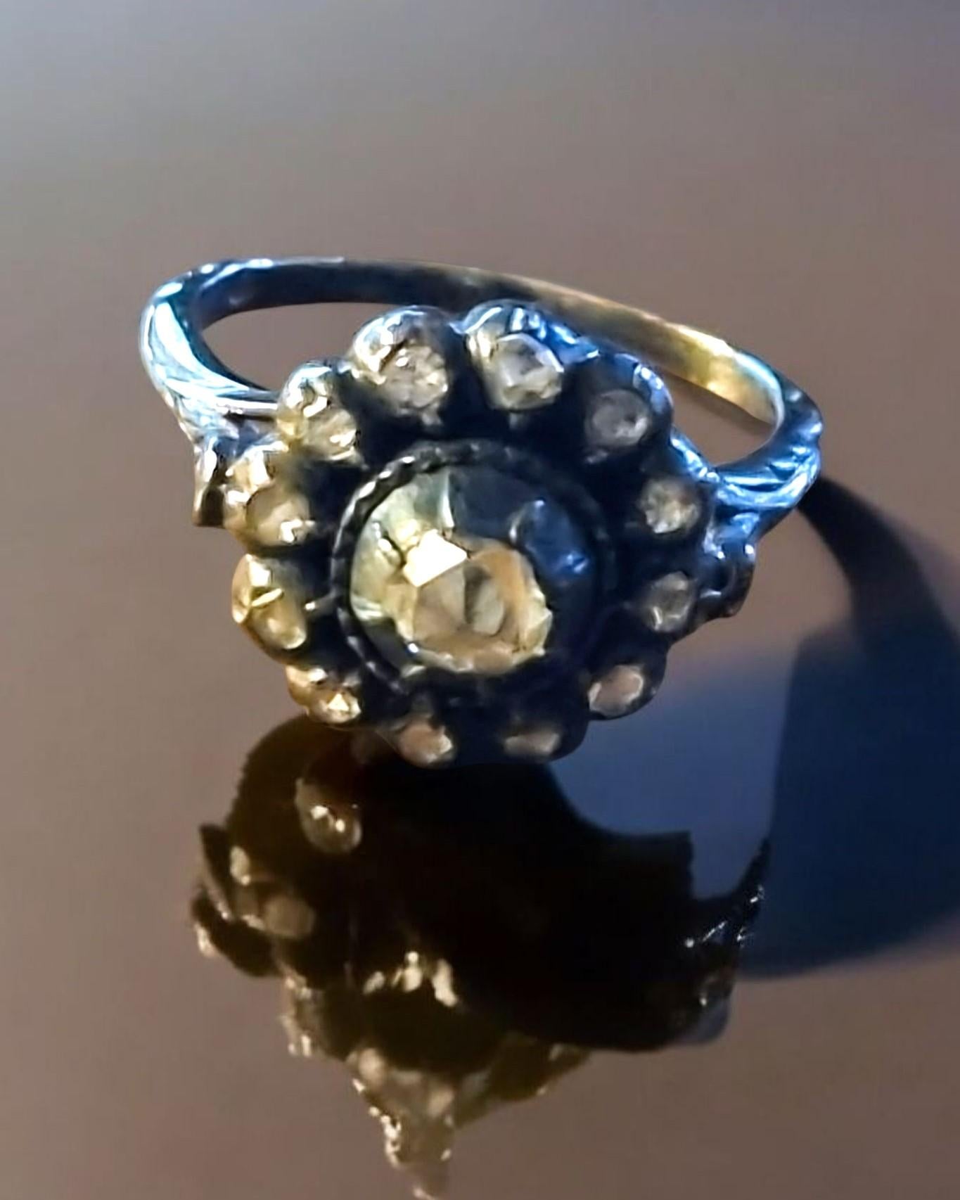 Taglio a rosa Anello a grappolo tardo georgiano con diamanti taglio rosa Circa 1790 in vendita